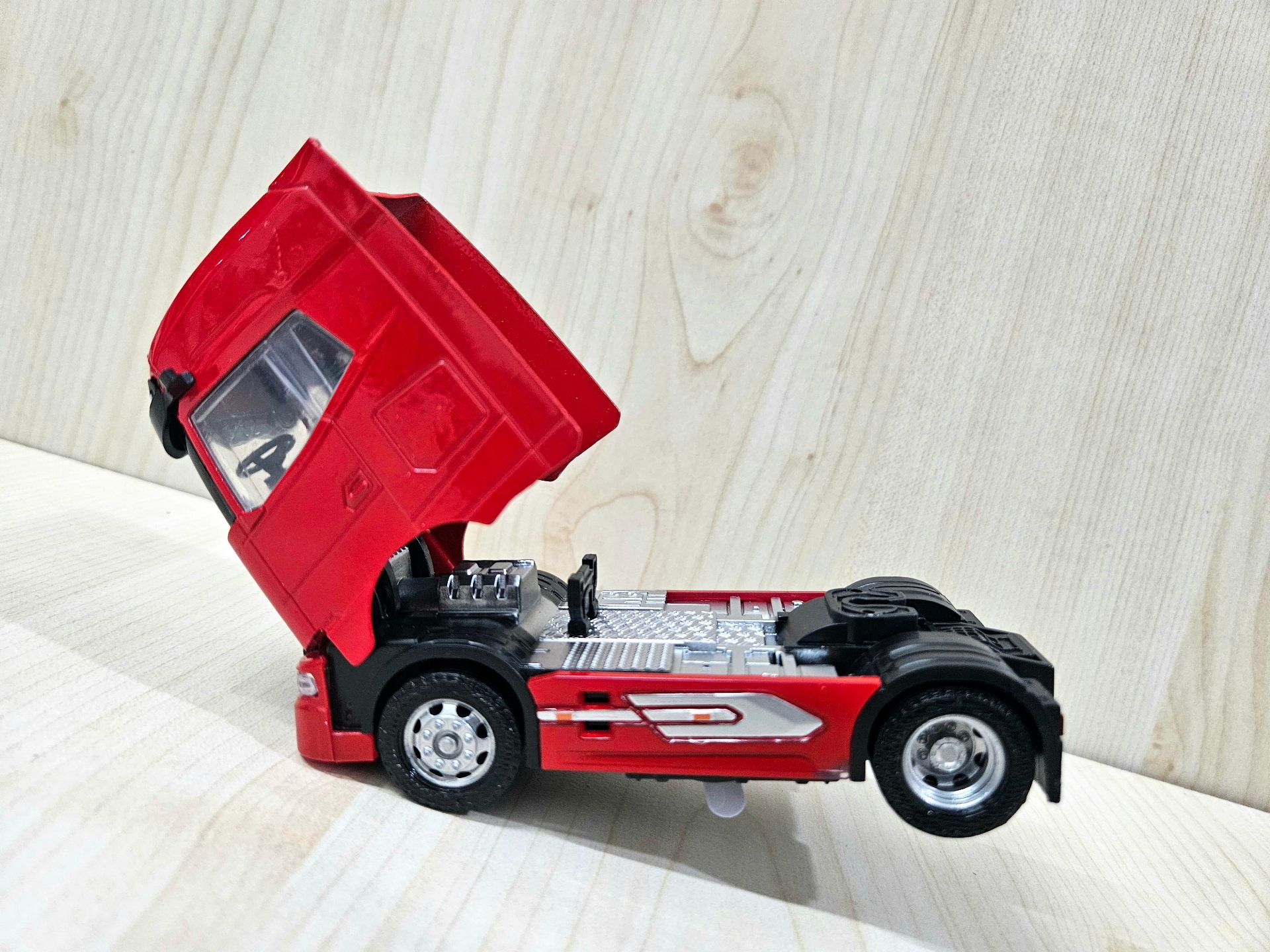 1/50 kırmızı DAF GX TENTE DORSELİ TIR MAKETİ