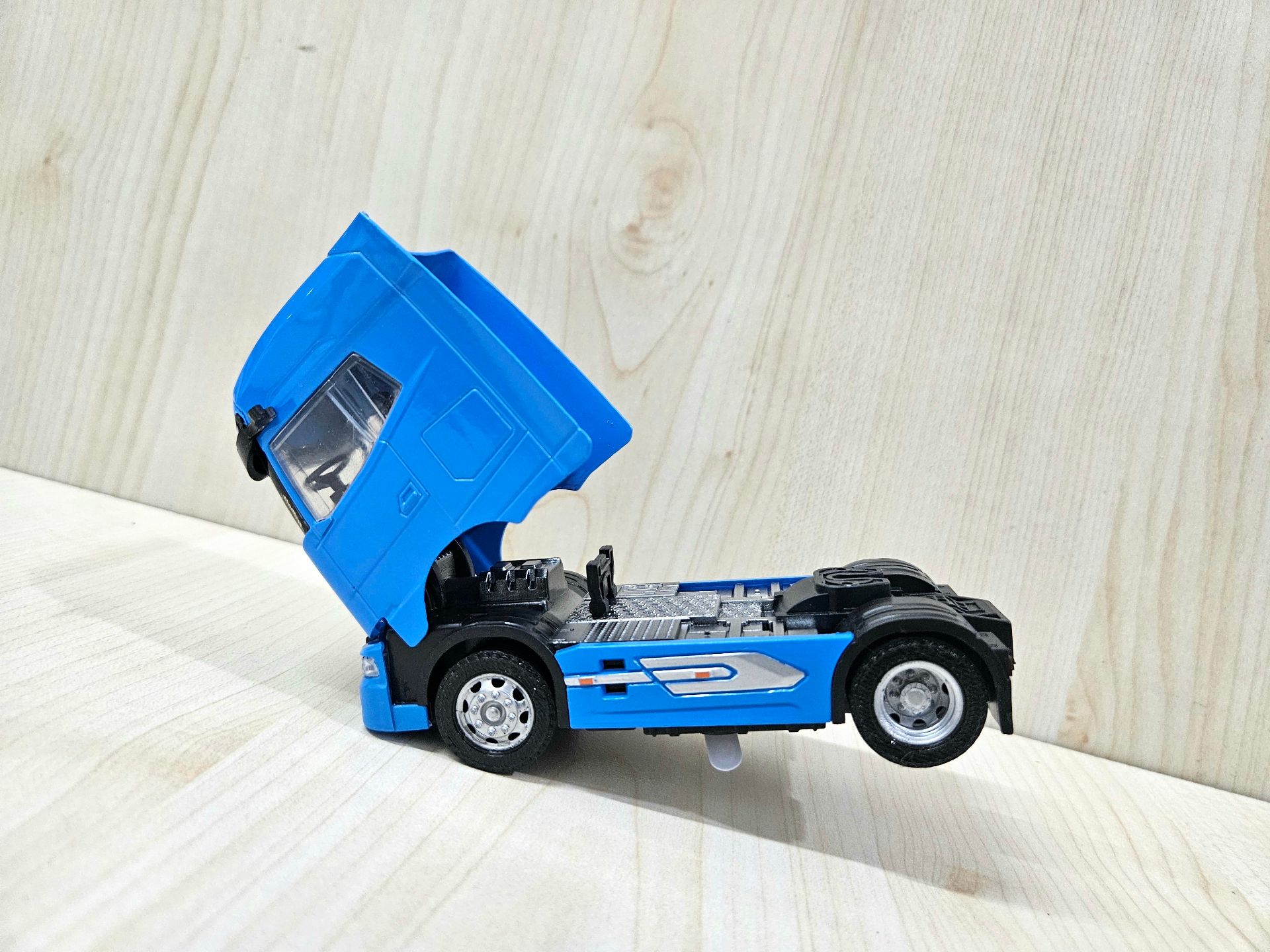 1/50 mavi DAF GX TENTE DORSELİ TIR MAKETİ