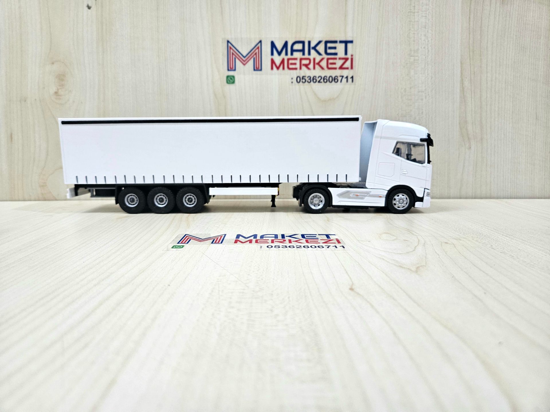1/50 beyaz DAF GX TENTE DORSELİ TIR MAKETİ