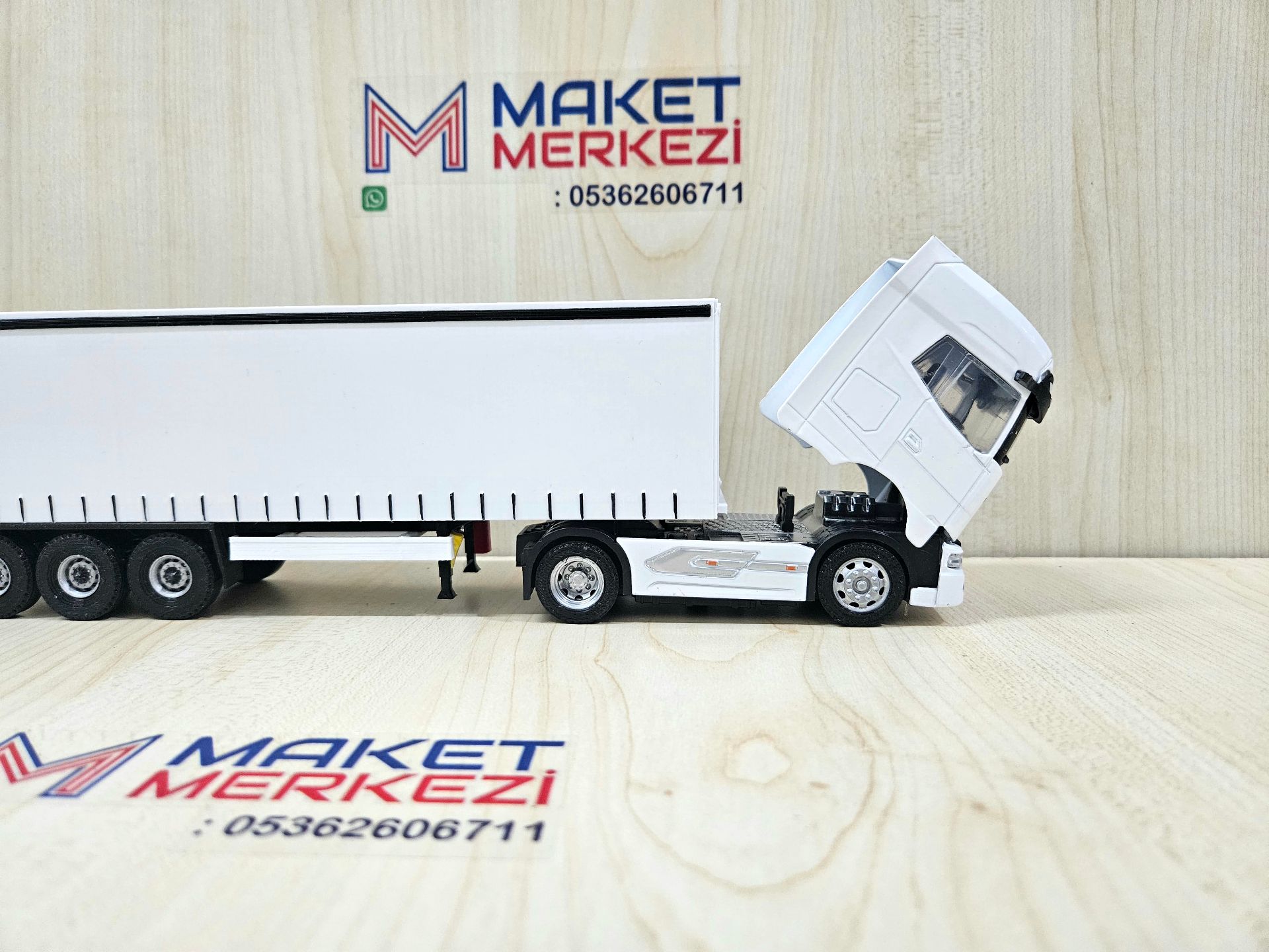 1/50 beyaz DAF GX TENTE DORSELİ TIR MAKETİ