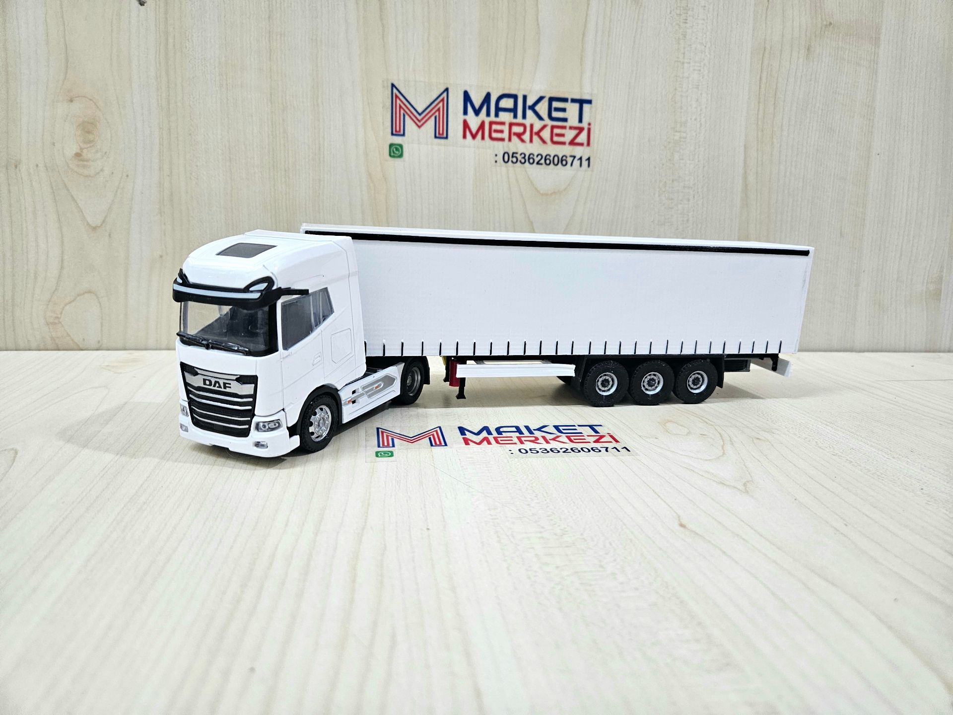 1/50 beyaz DAF GX TENTE DORSELİ TIR MAKETİ