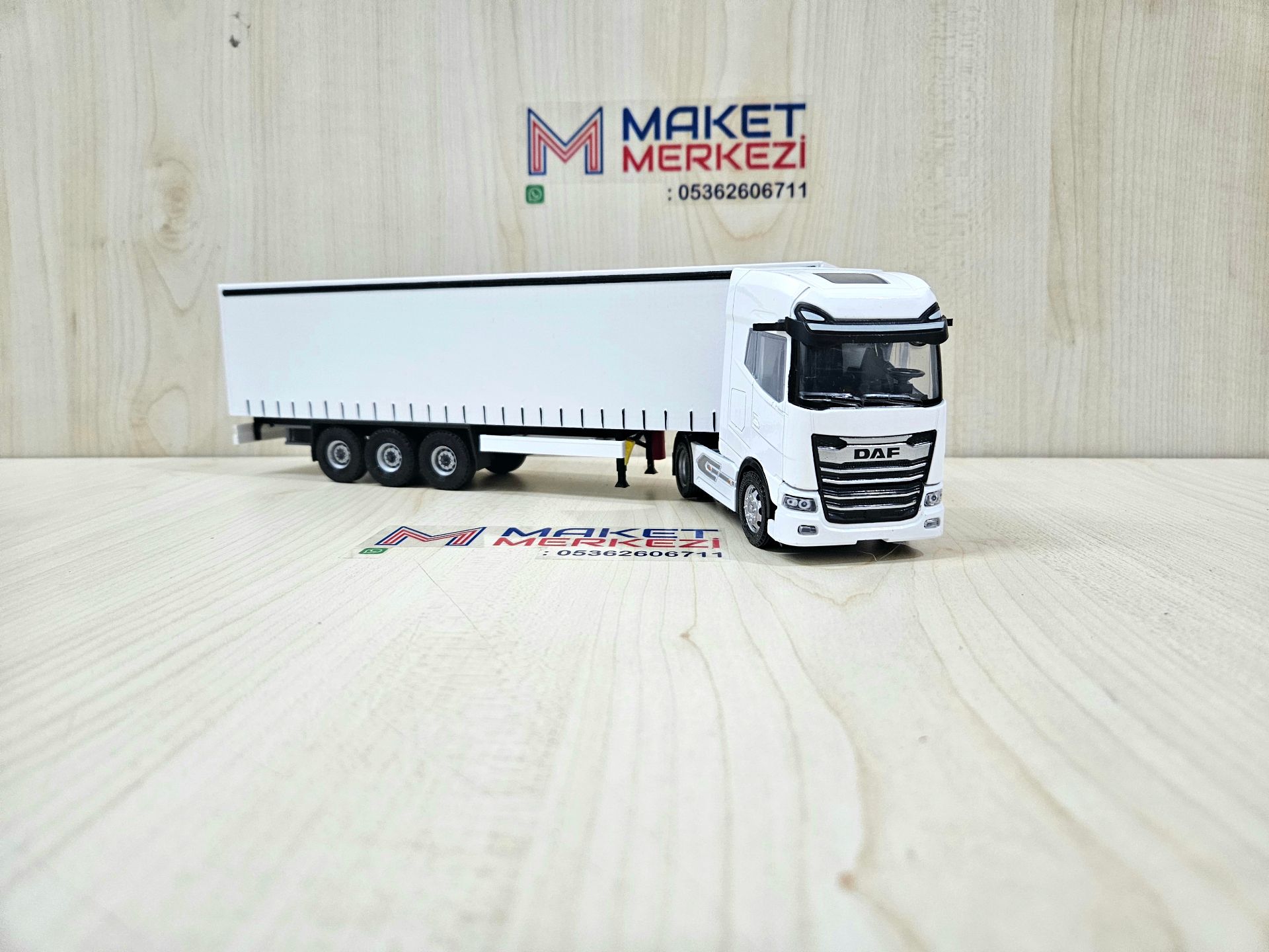 1/50 beyaz DAF GX TENTE DORSELİ TIR MAKETİ