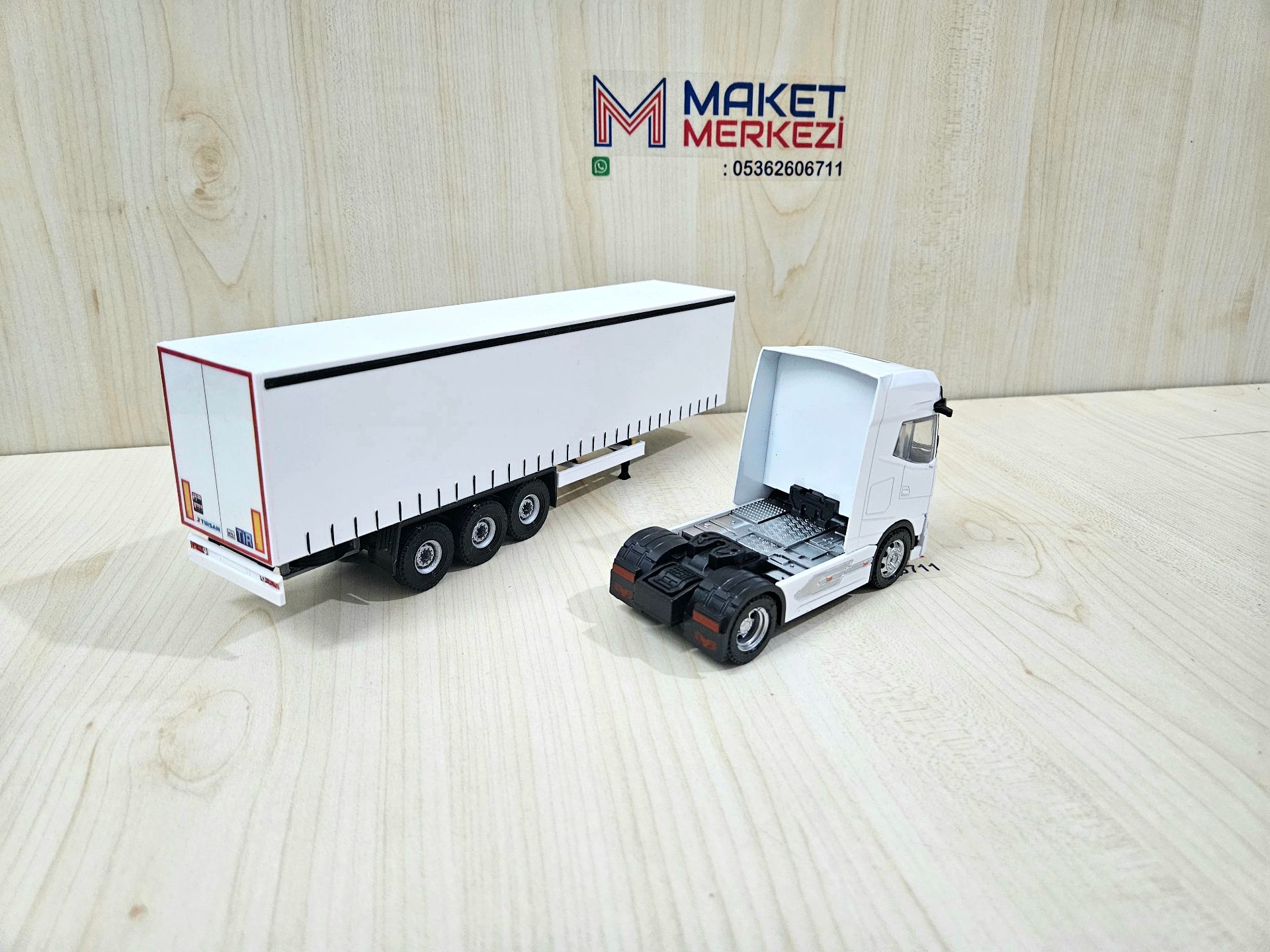 1/50 beyaz DAF GX TENTE DORSELİ TIR MAKETİ