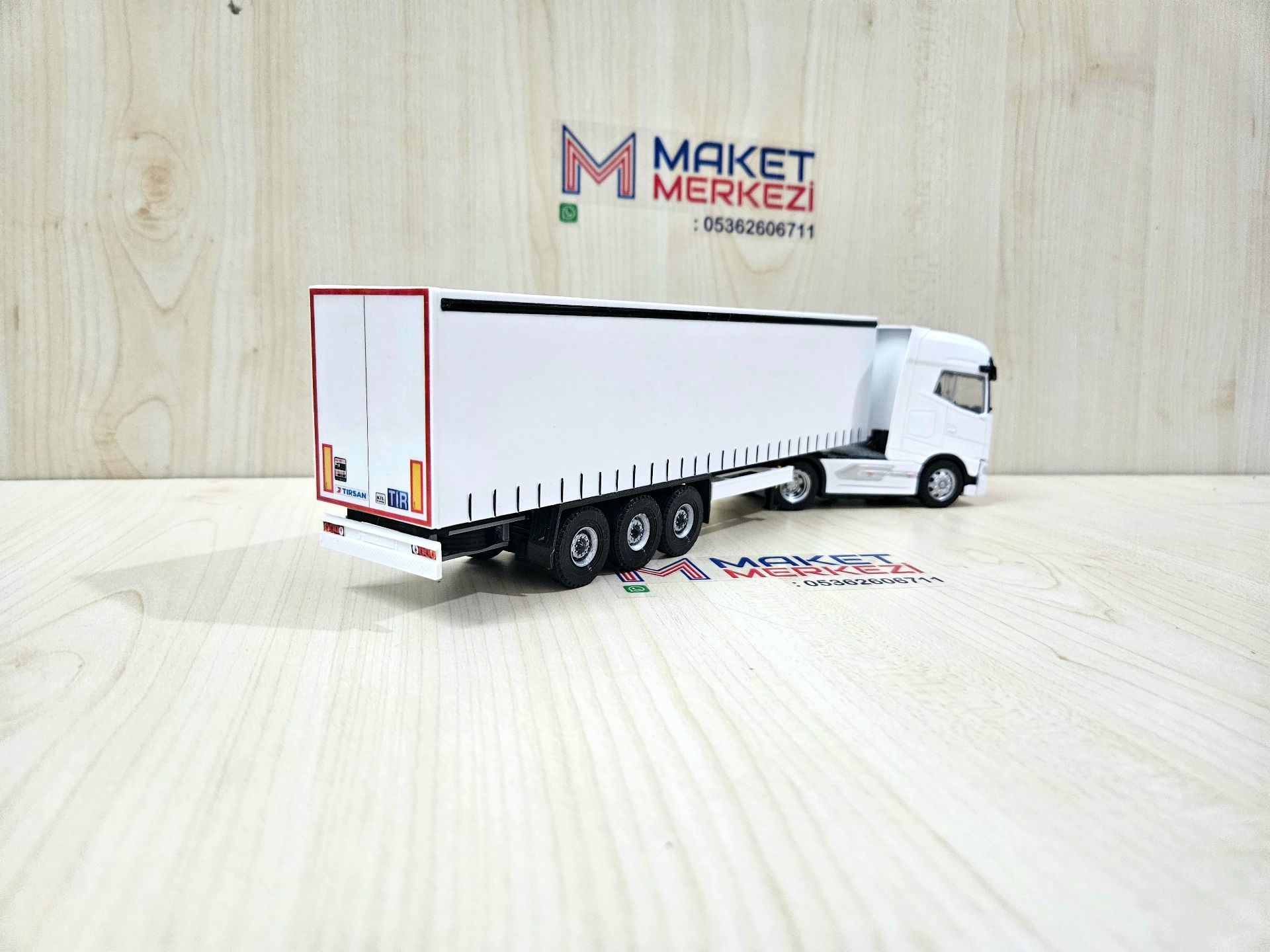 1/50 beyaz DAF GX TENTE DORSELİ TIR MAKETİ