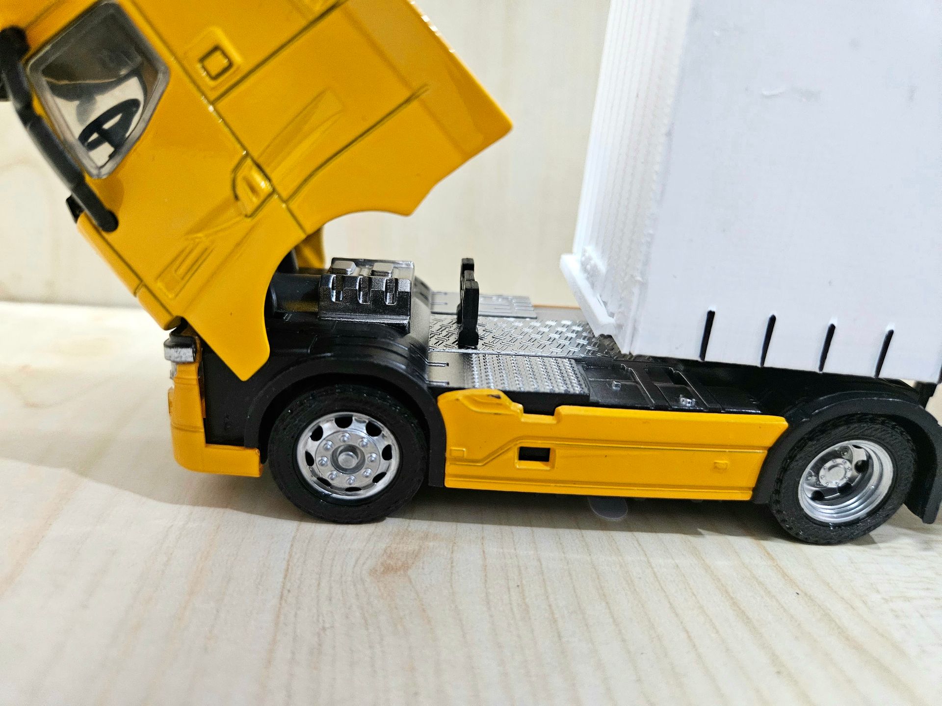 1/50 sarı RENAULT T-RANGE TENTE DORSELİ TIR MAKETİ