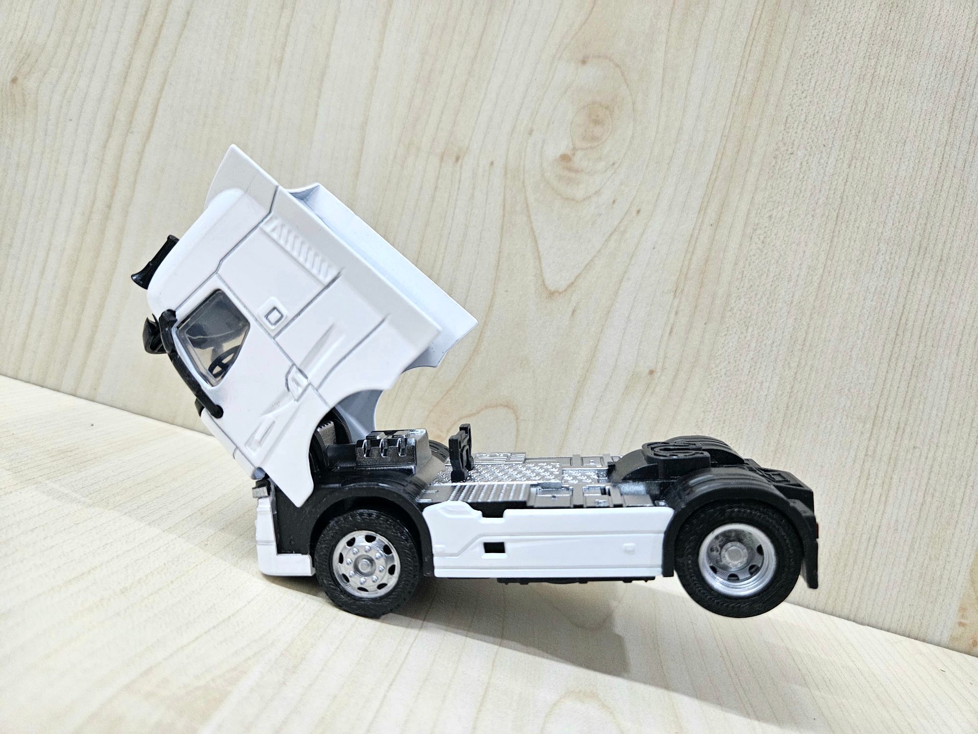 1/50 beyaz RENAULT T-RANGE TENTE DORSELİ TIR MAKETİ