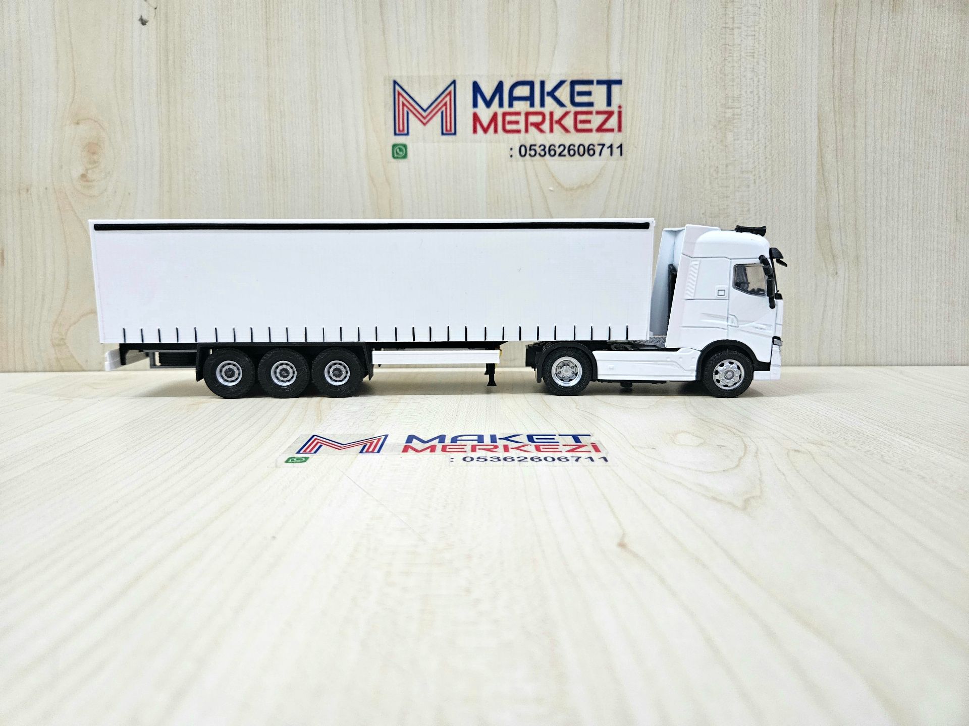 1/50 beyaz RENAULT T-RANGE TENTE DORSELİ TIR MAKETİ
