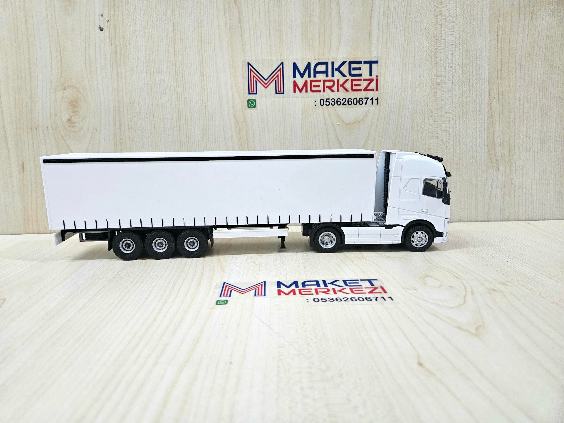 1/50 beyaz VOLVO FH4 TENTE DORSELİ TIR MAKETİ