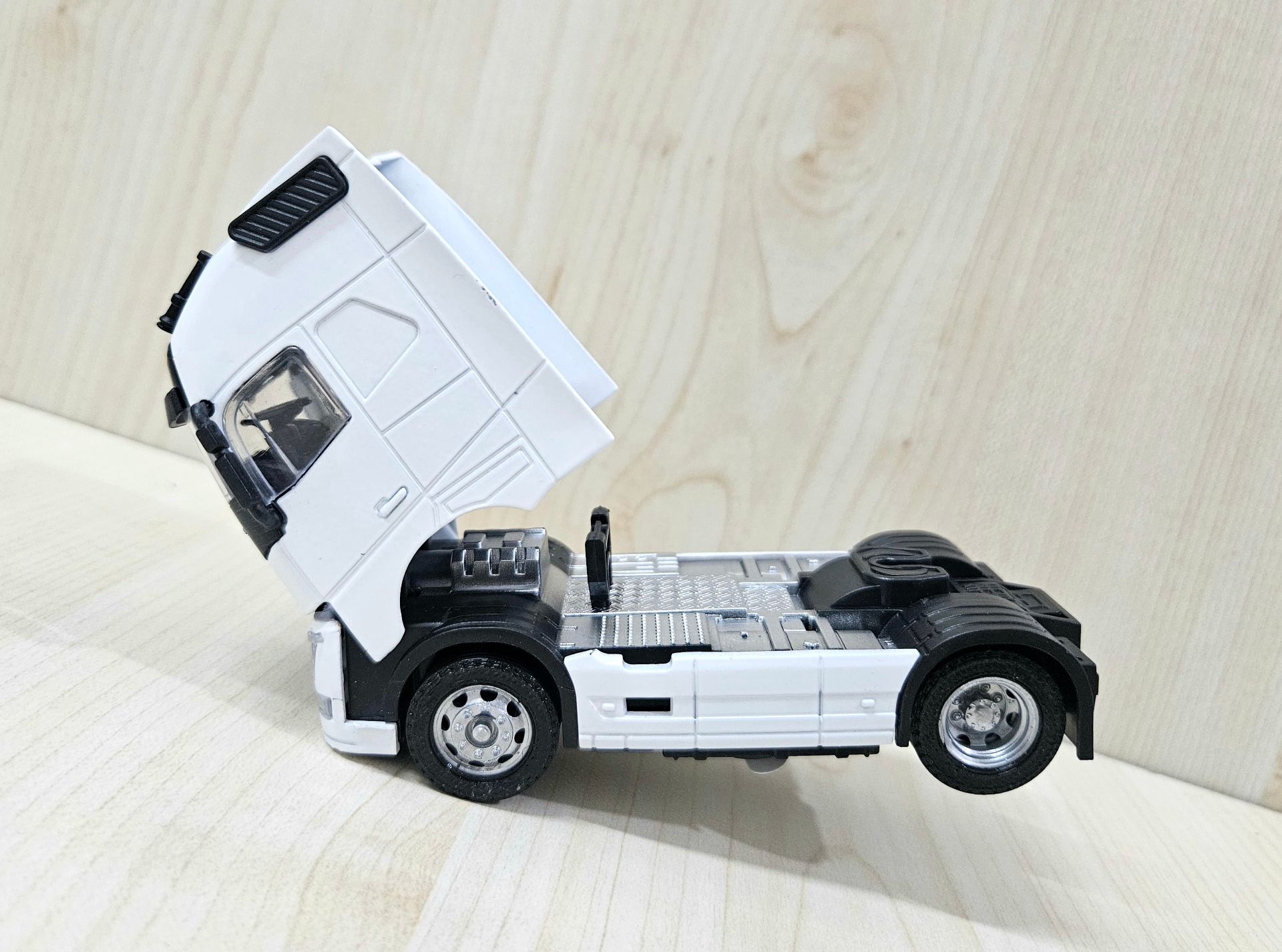 1/50 beyaz VOLVO FH4 TENTE DORSELİ TIR MAKETİ