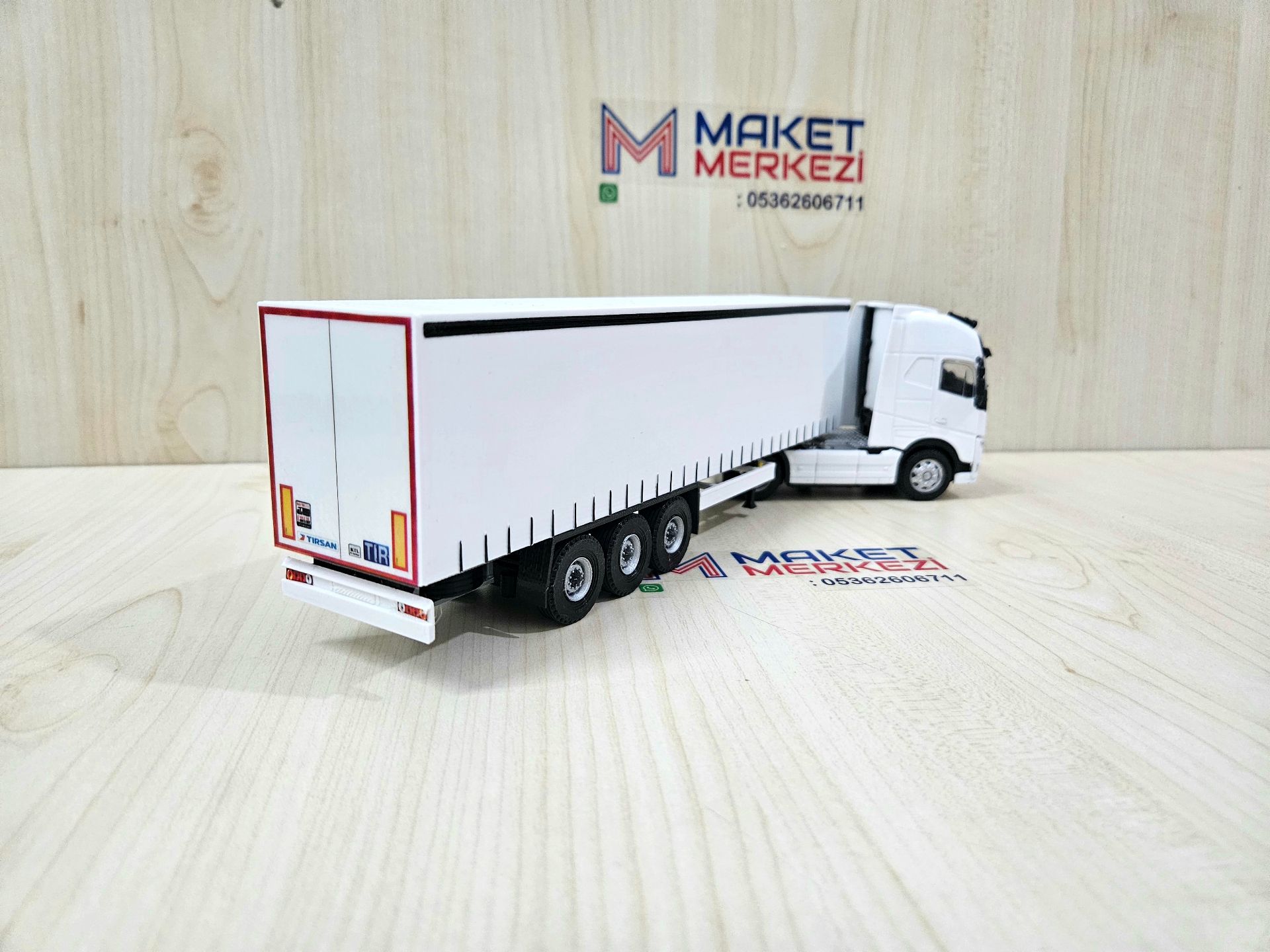 1/50 beyaz VOLVO FH4 TENTE DORSELİ TIR MAKETİ