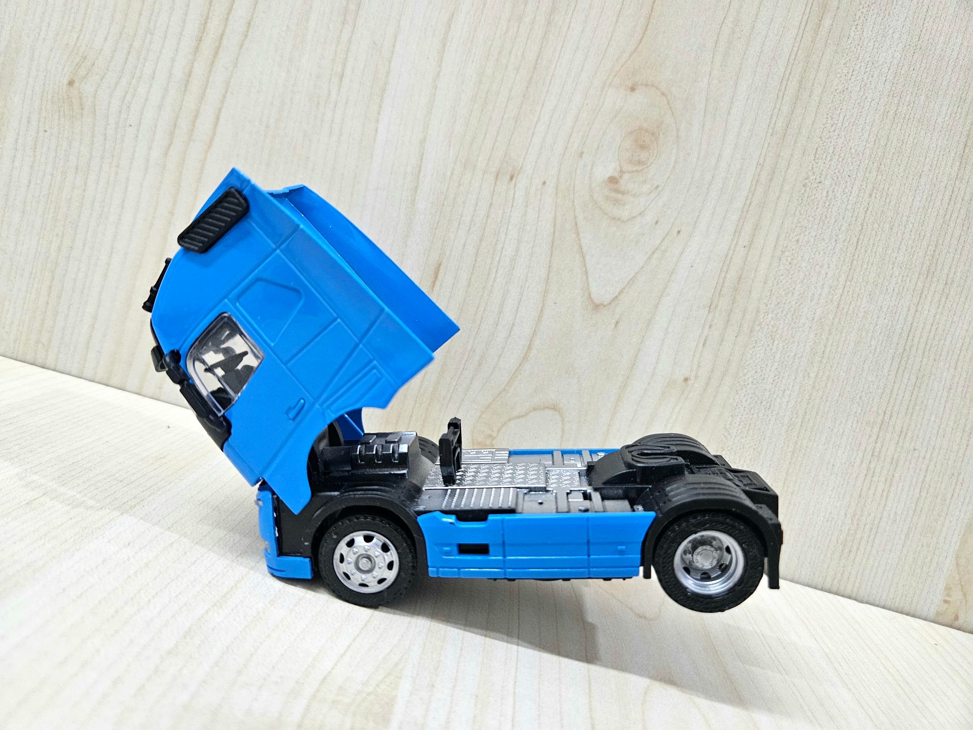 1/50 mavi VOLVO FH4 TENTE DORSELİ TIR MAKETİ