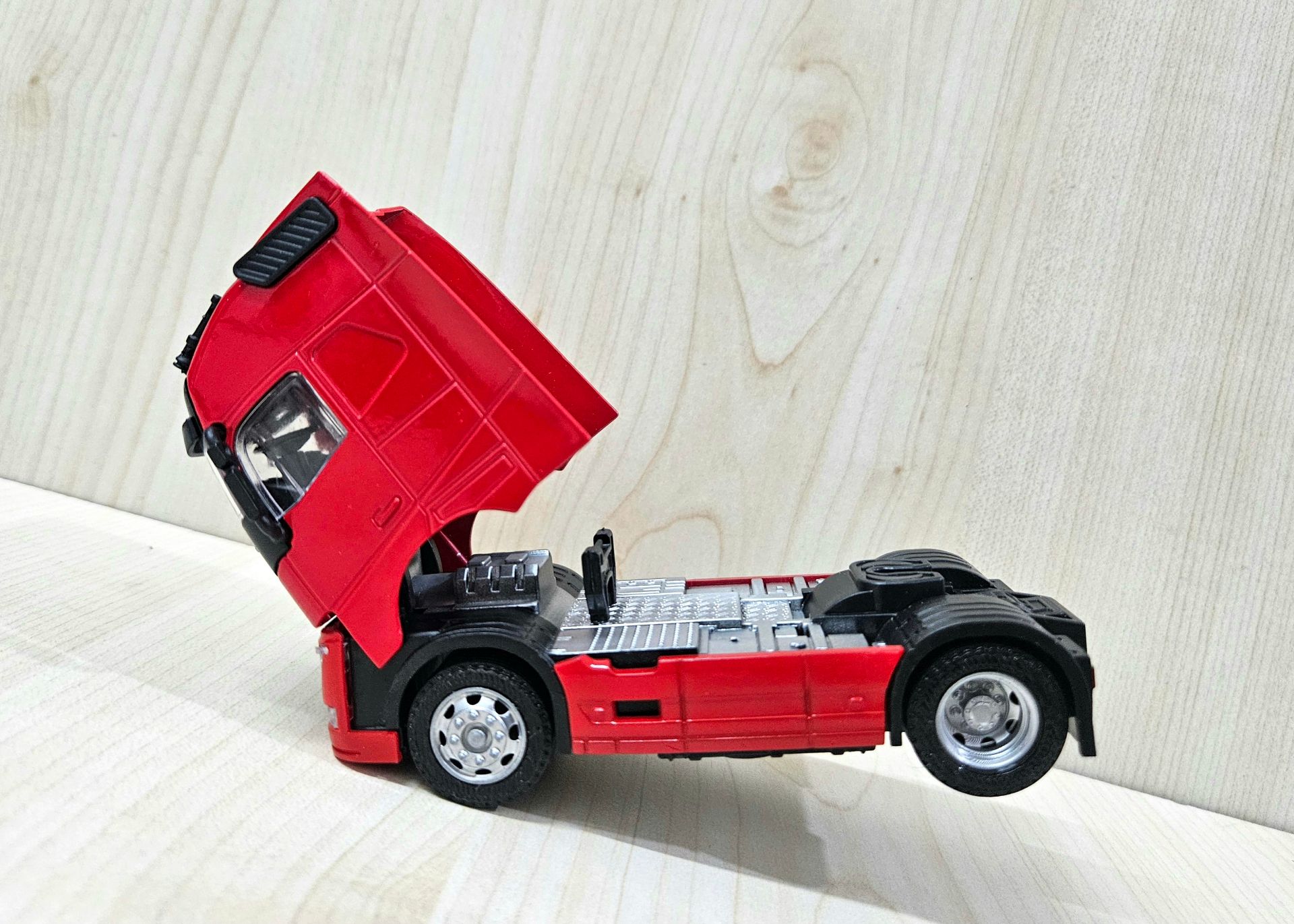 1/50 kırmızı VOLVO FH4 TENTE DORSELİ TIR MAKETİ