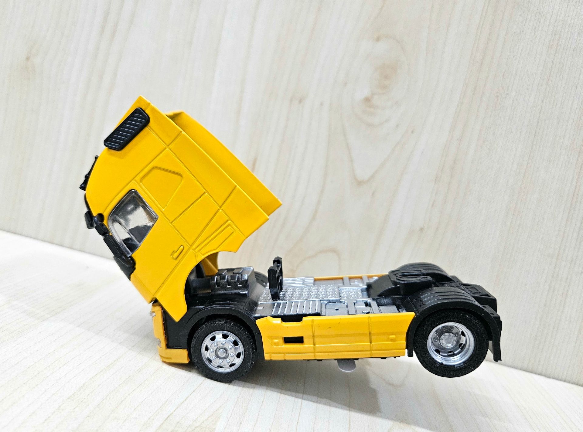 1/50 sarı VOLVO FH4 TENTE DORSELİ TIR MAKETİ