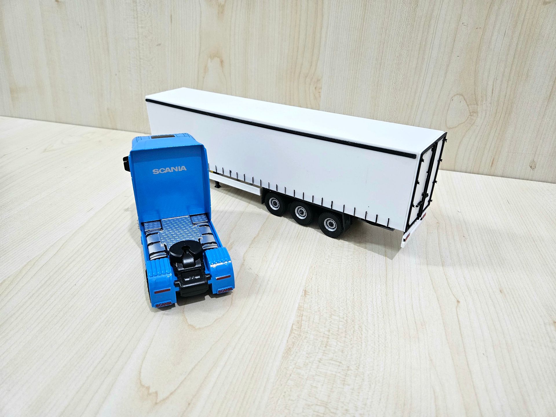 1/50 mavi SCANIA 770S TENTE DORSELİ TIR MAKETİ
