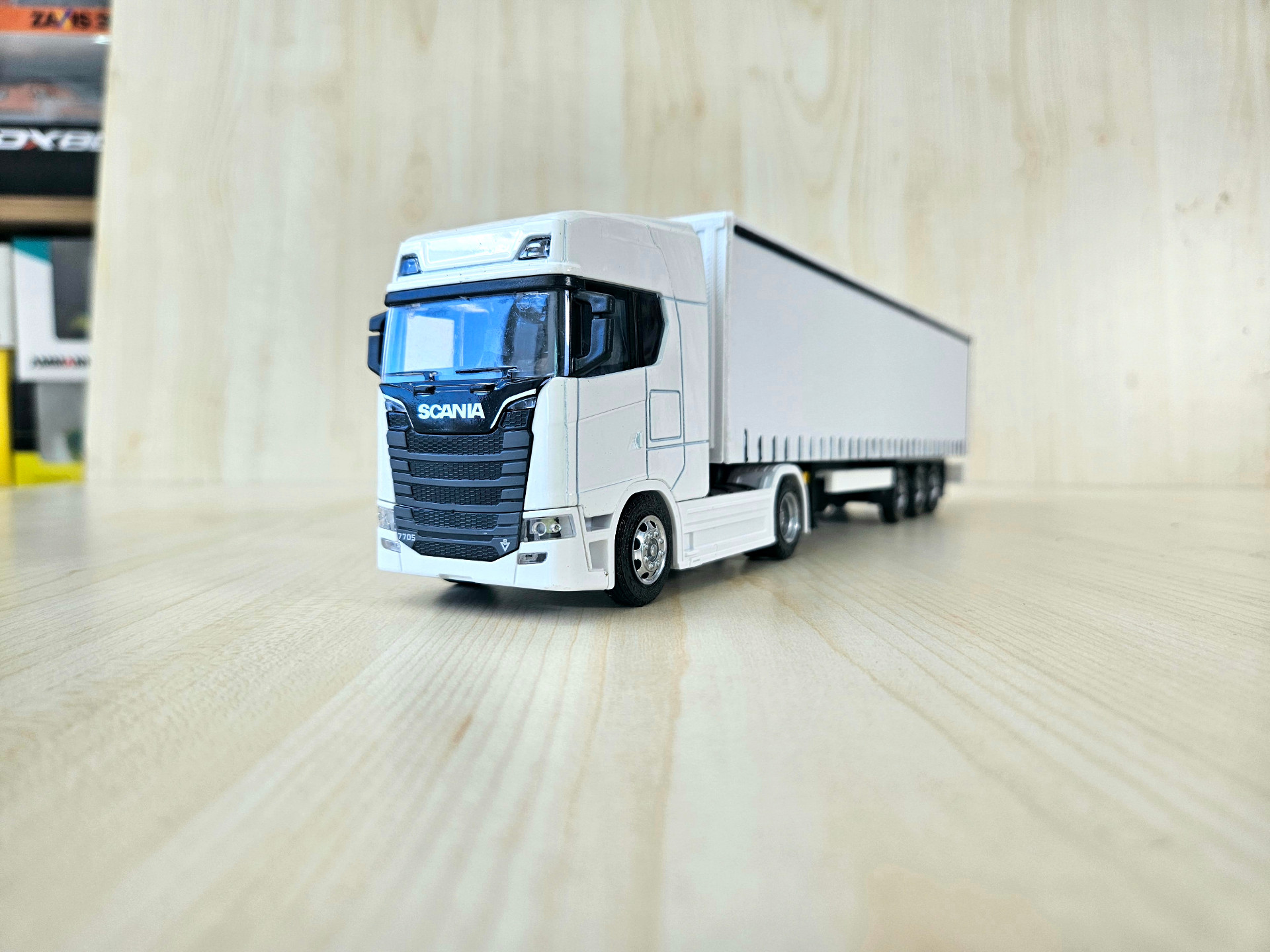 1/50 beyaz SCANIA 770S TENTE DORSELİ TIR MAKETİ