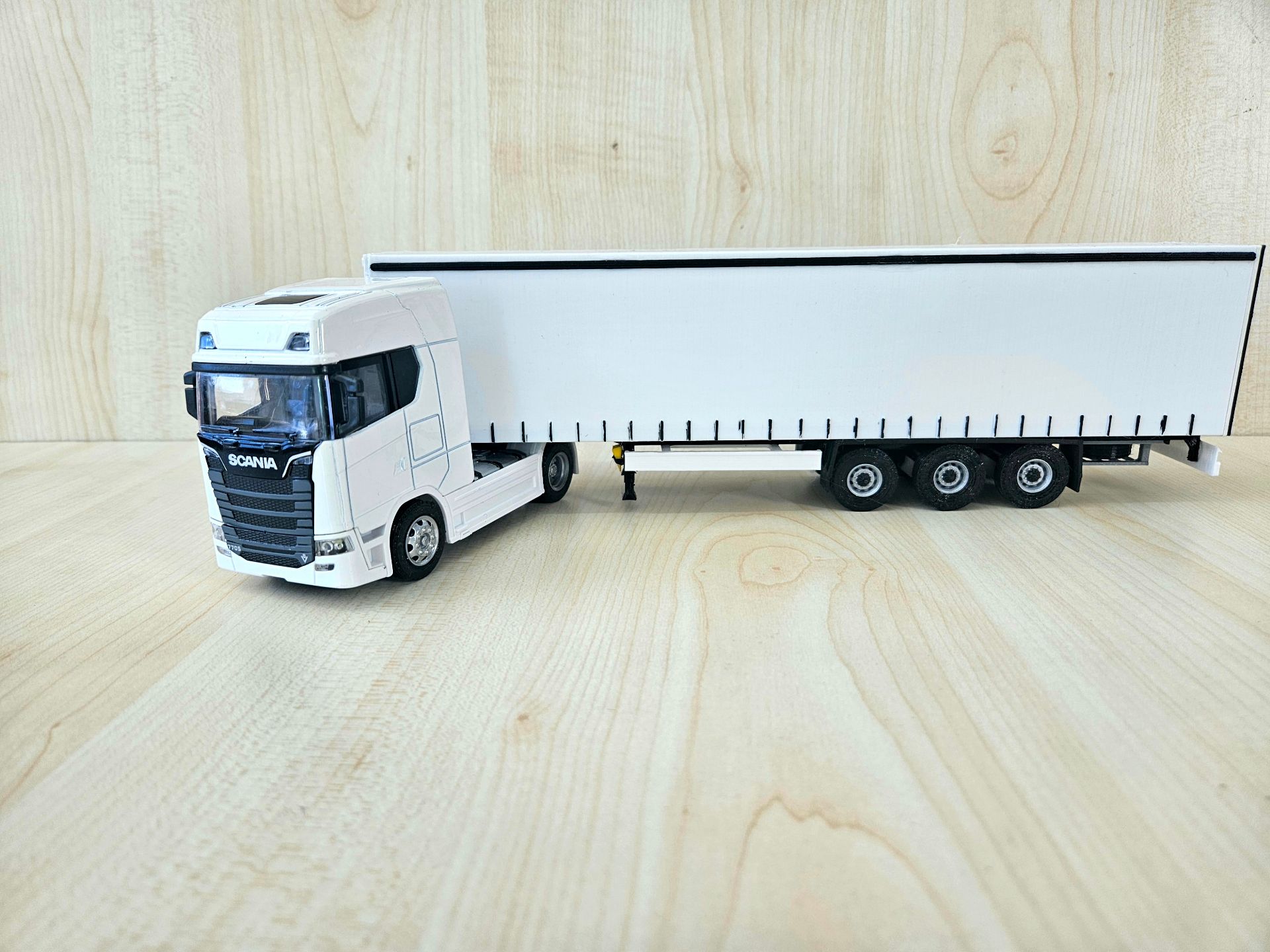 1/50 beyaz SCANIA 770S TENTE DORSELİ TIR MAKETİ