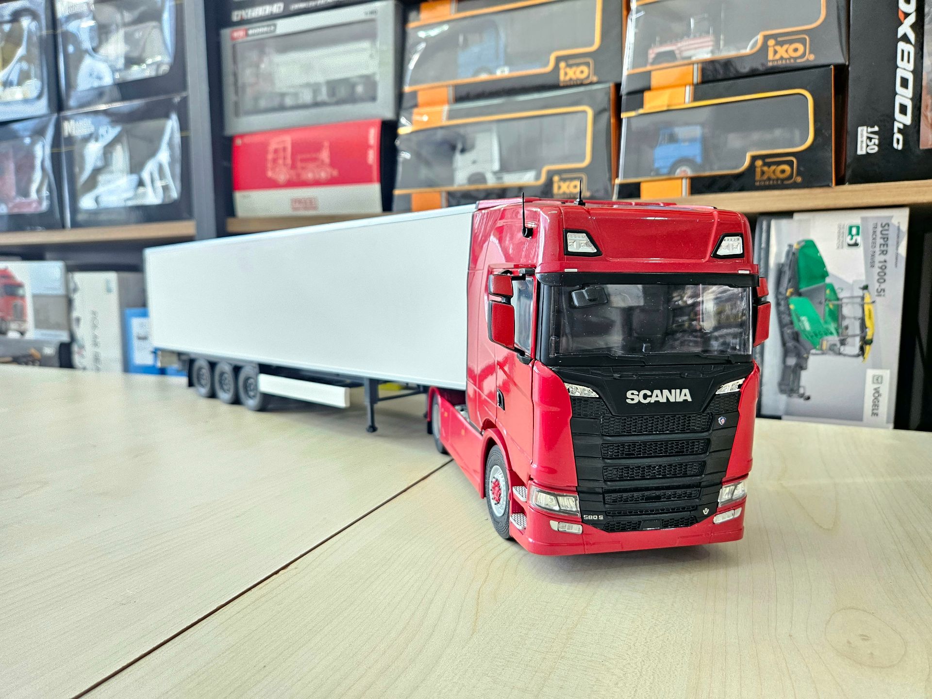 1/24 KIRMIZI SCANIA 580S FRIGO DORSELİ TIR MAKETİ