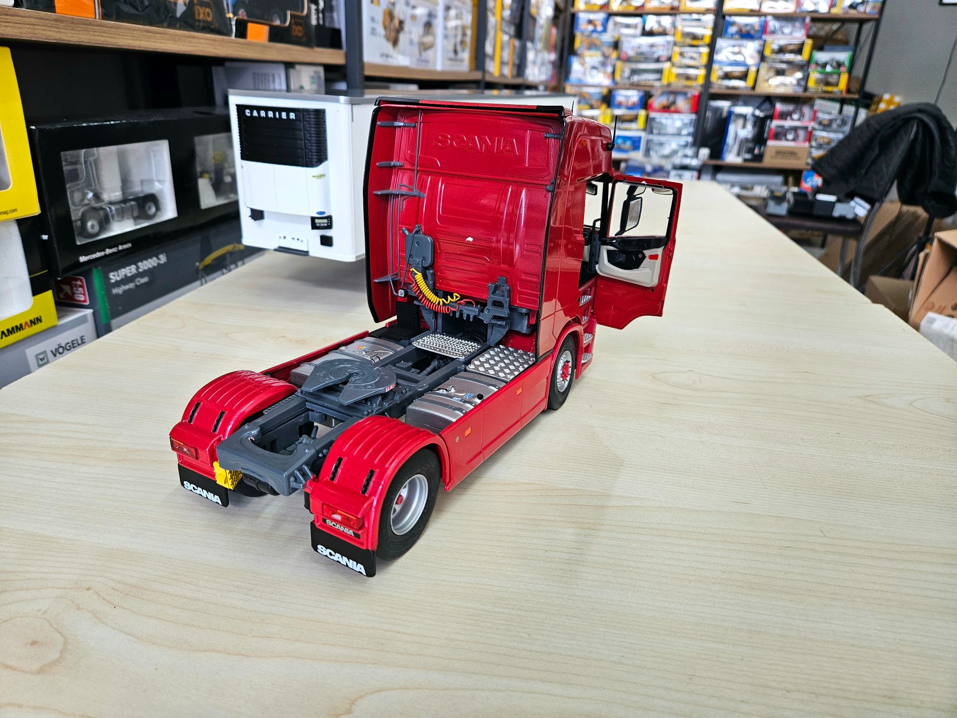 1/24 KIRMIZI SCANIA 580S FRIGO DORSELİ TIR MAKETİ