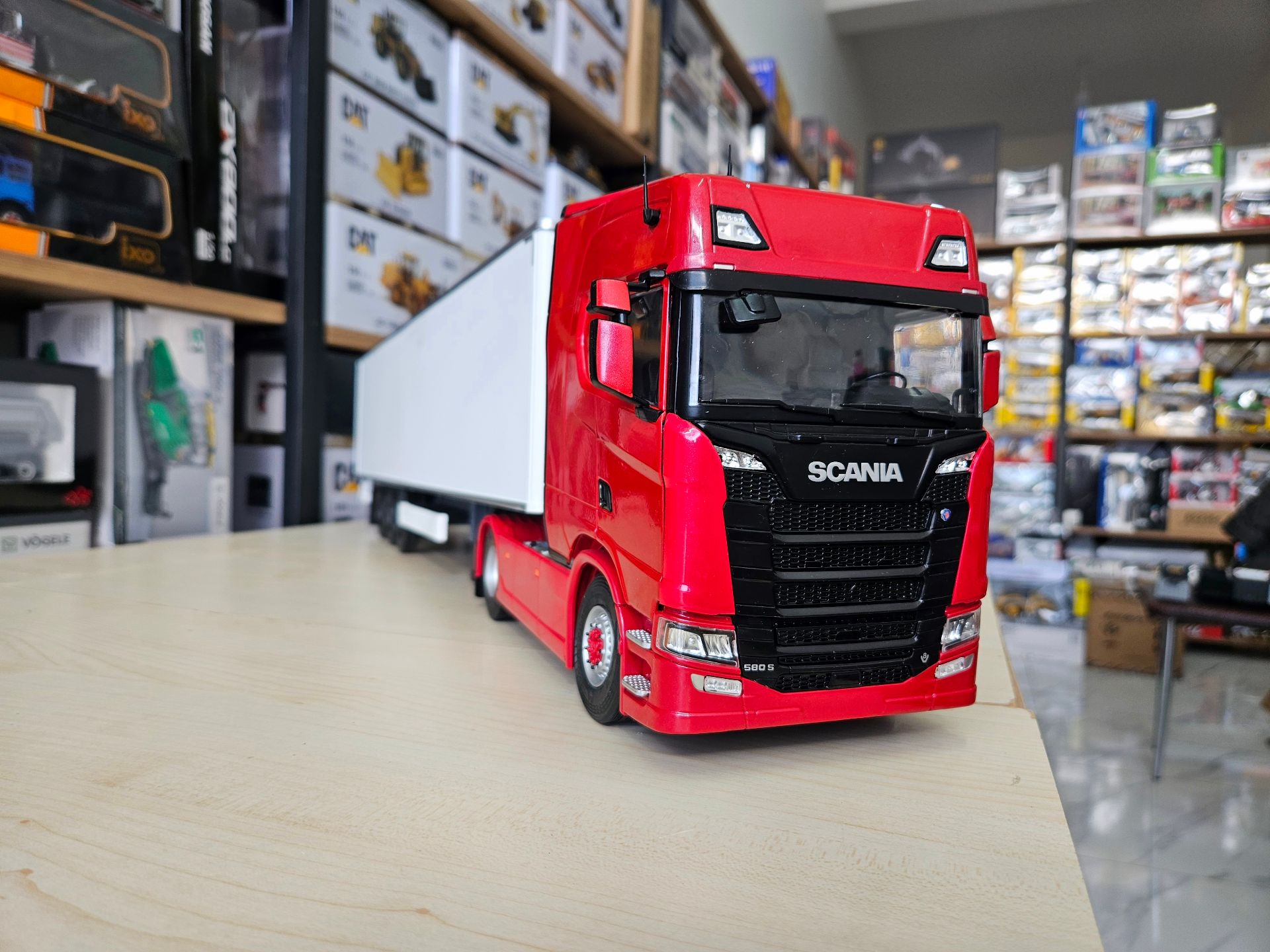 1/24 KIRMIZI SCANIA 580S FRIGO DORSELİ TIR MAKETİ