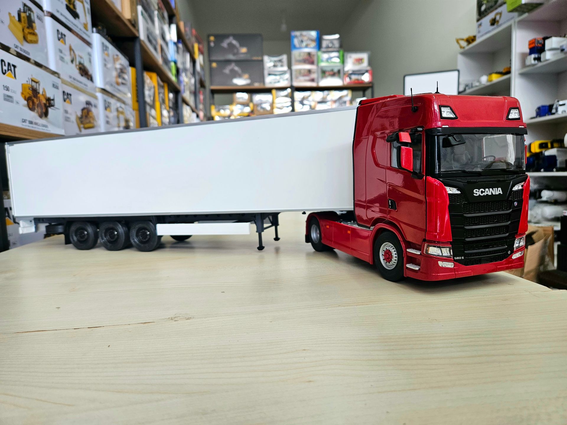 1/24 KIRMIZI SCANIA 580S FRIGO DORSELİ TIR MAKETİ
