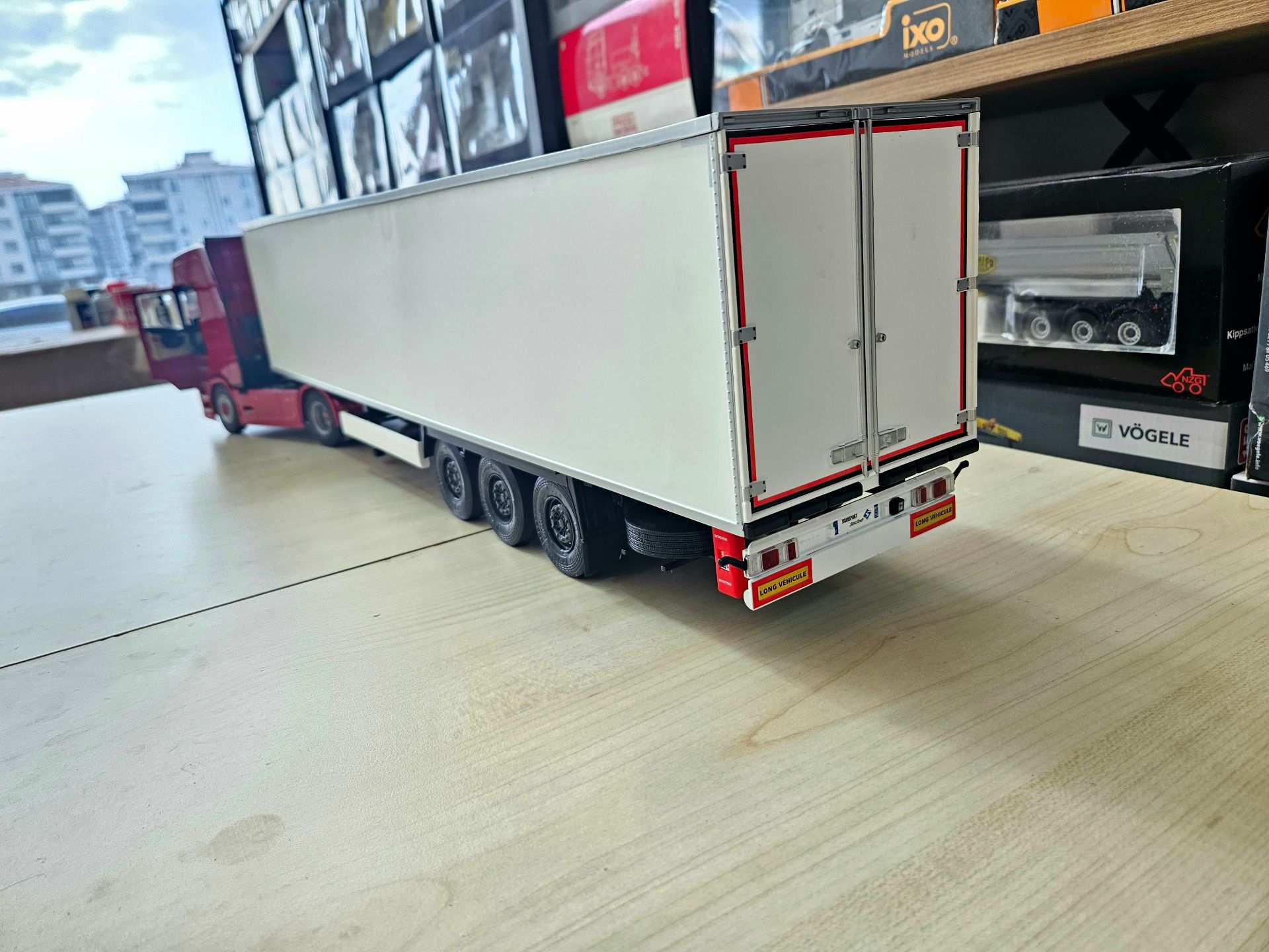 1/24 KIRMIZI SCANIA 580S FRIGO DORSELİ TIR MAKETİ