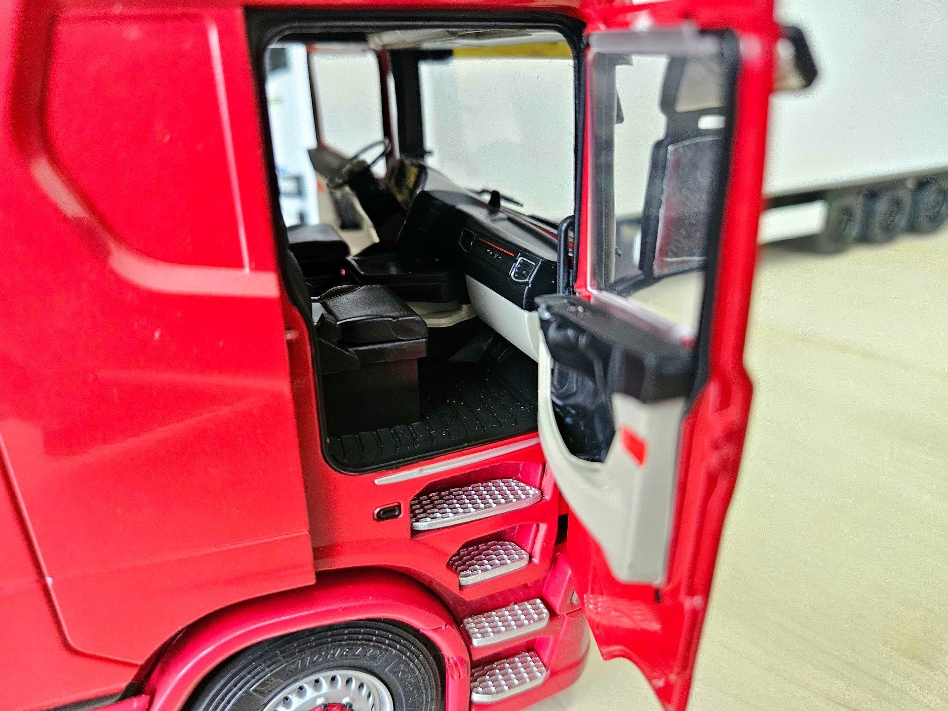 1/24 KIRMIZI SCANIA 580S FRIGO DORSELİ TIR MAKETİ