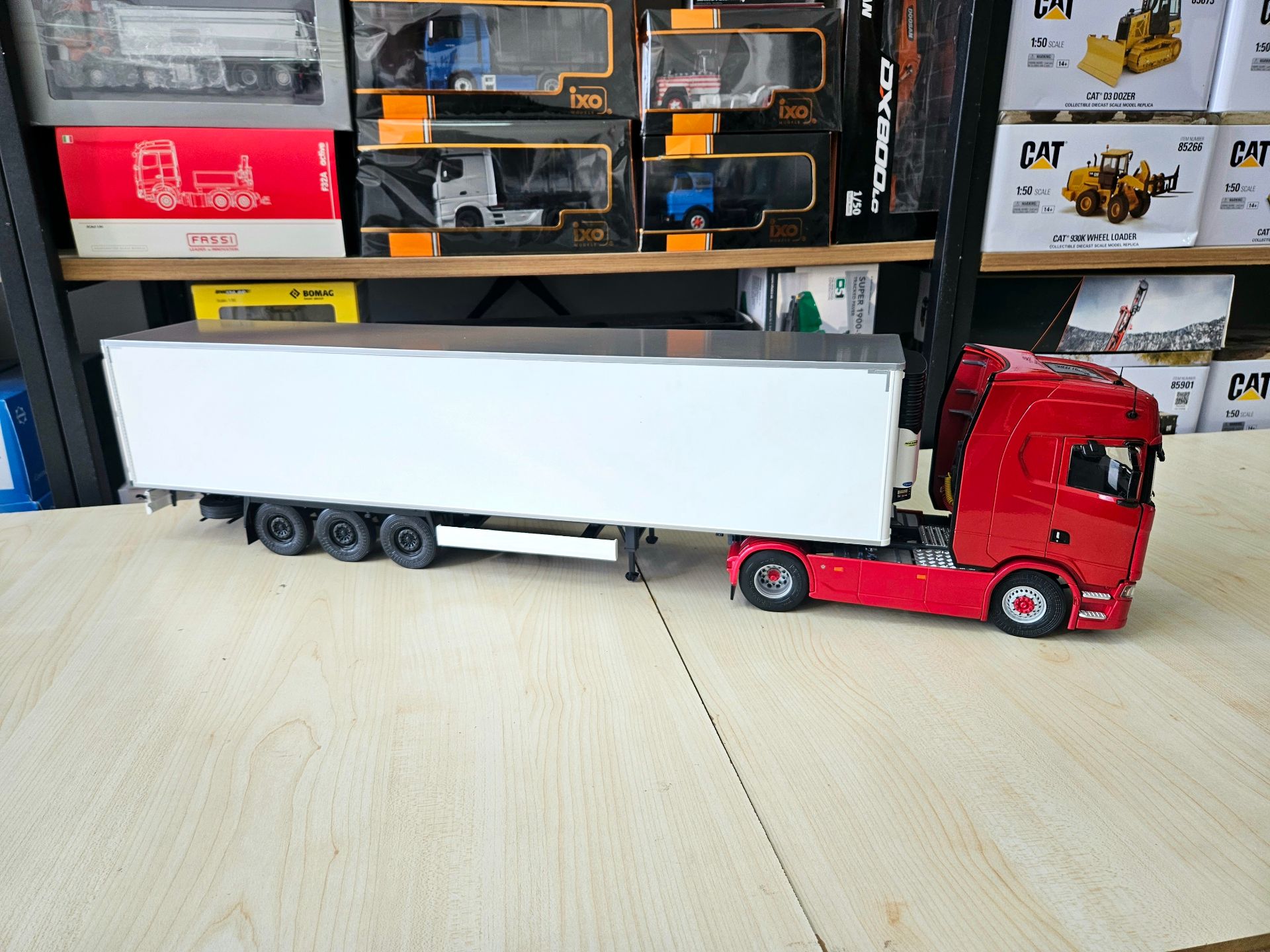 1/24 KIRMIZI SCANIA 580S FRIGO DORSELİ TIR MAKETİ