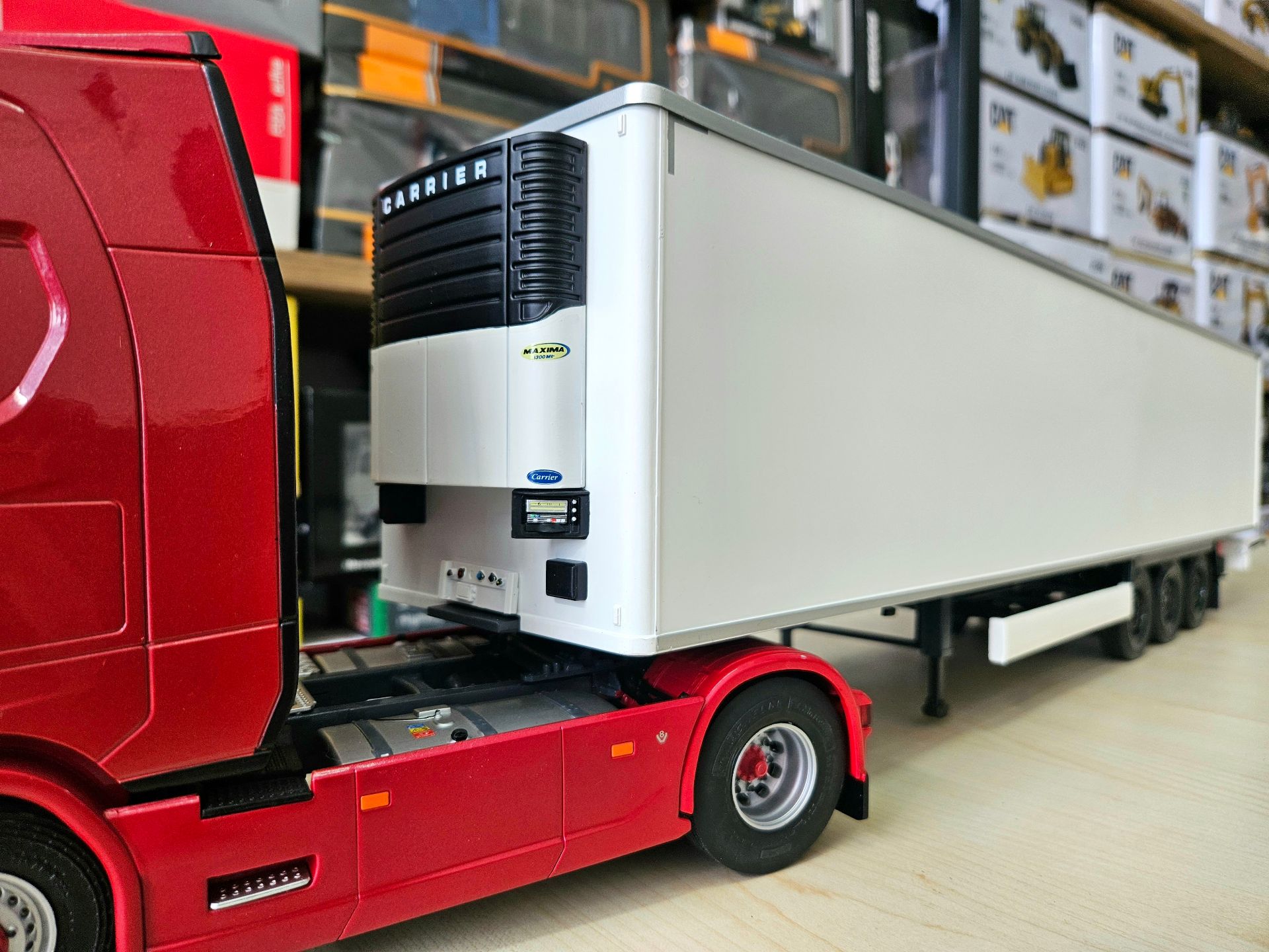 1/24 KIRMIZI SCANIA 580S FRIGO DORSELİ TIR MAKETİ