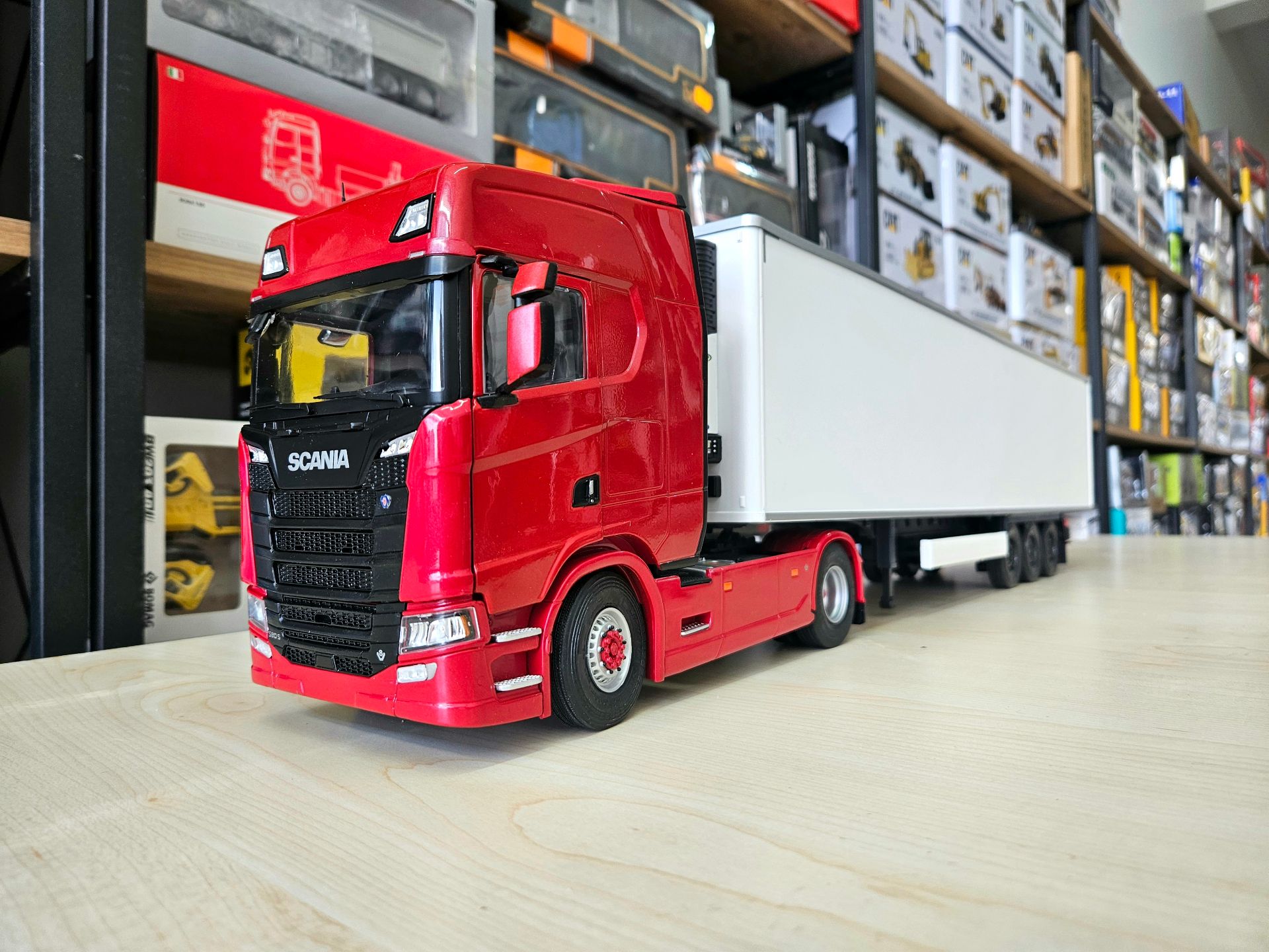 1/24 KIRMIZI SCANIA 580S FRIGO DORSELİ TIR MAKETİ