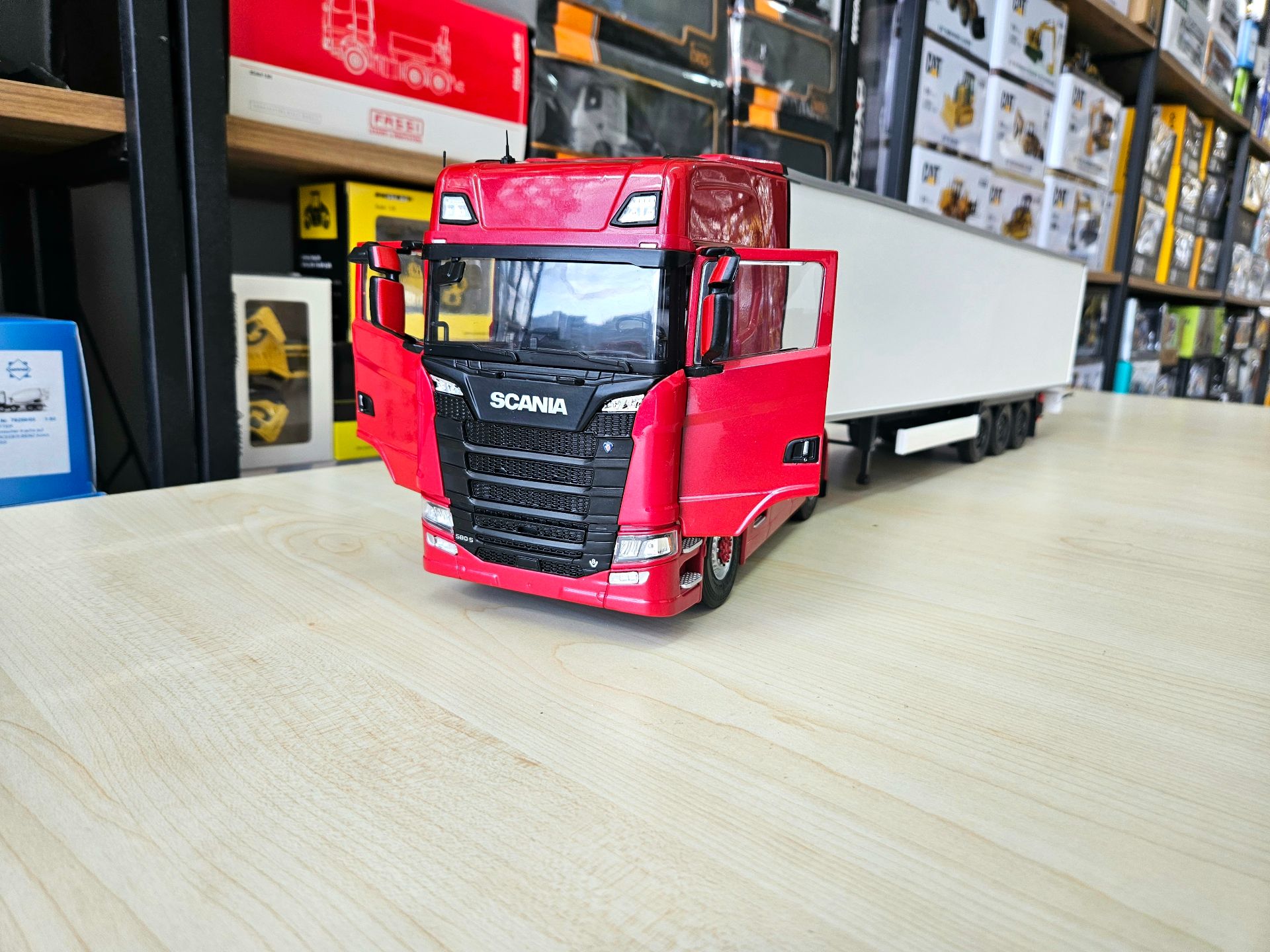 1/24 KIRMIZI SCANIA 580S FRIGO DORSELİ TIR MAKETİ