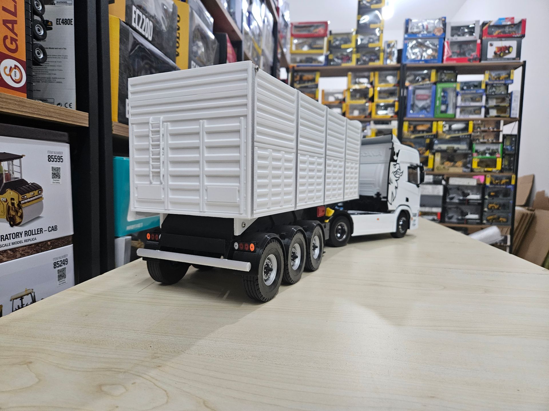 1/18 ÖZEL YAPIM DAMPER DORSE MAKETİ 