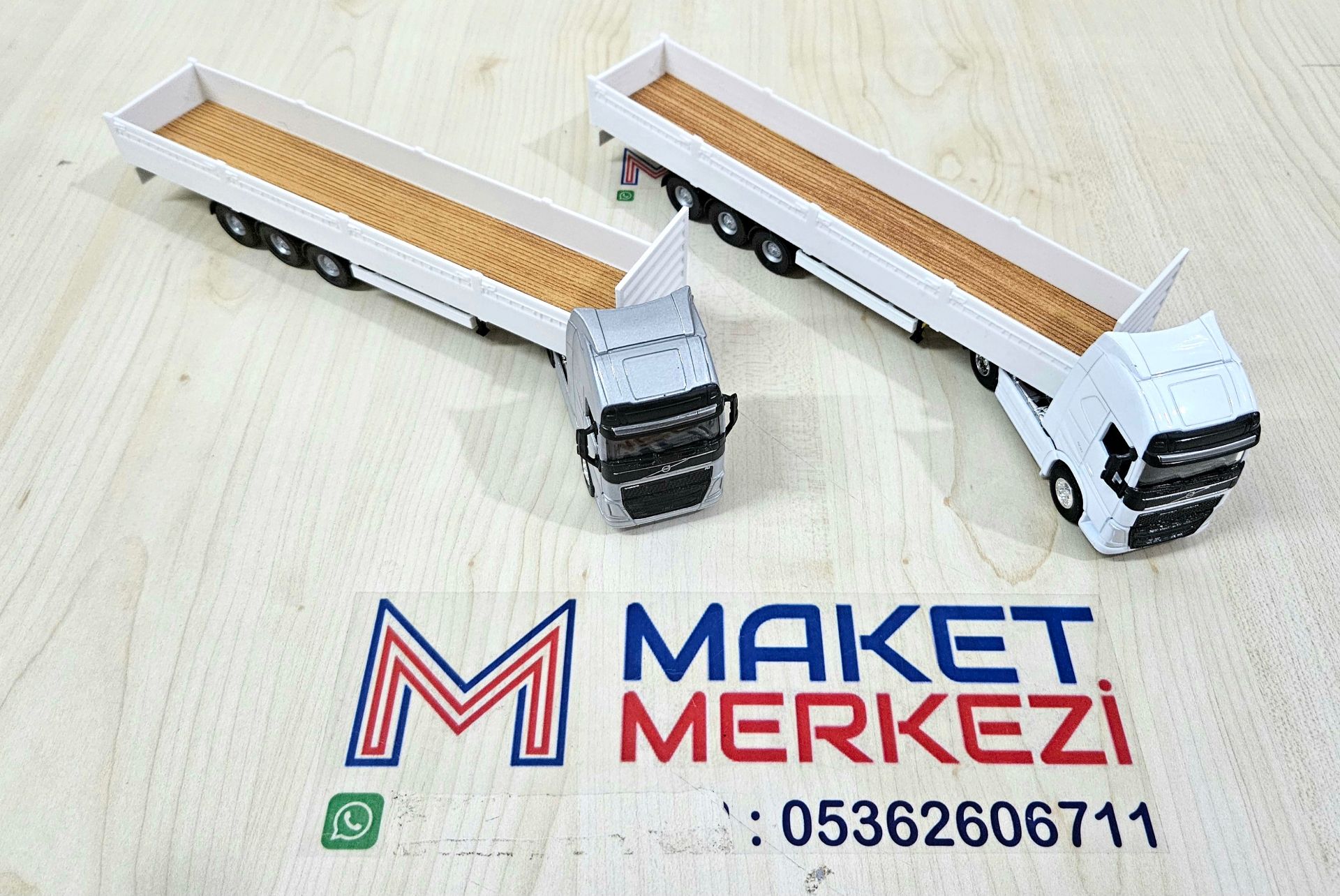 1/64 VOLVO FH4 SAL DORSELİ TIR MAKETİ (25 cm boy)