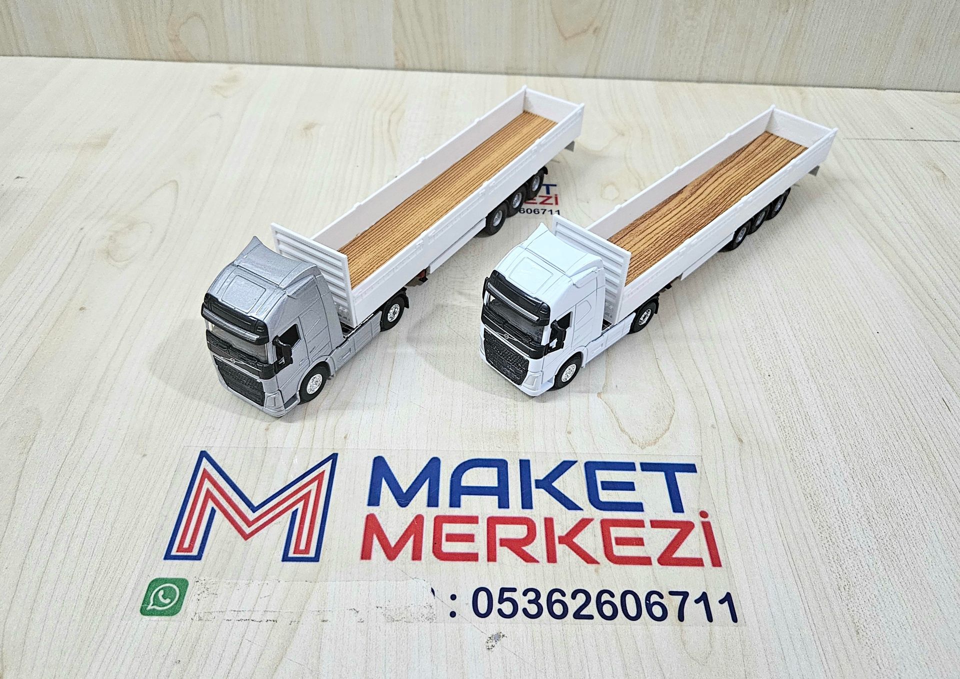 1/64 VOLVO FH4 SAL DORSELİ TIR MAKETİ (25 cm boy)
