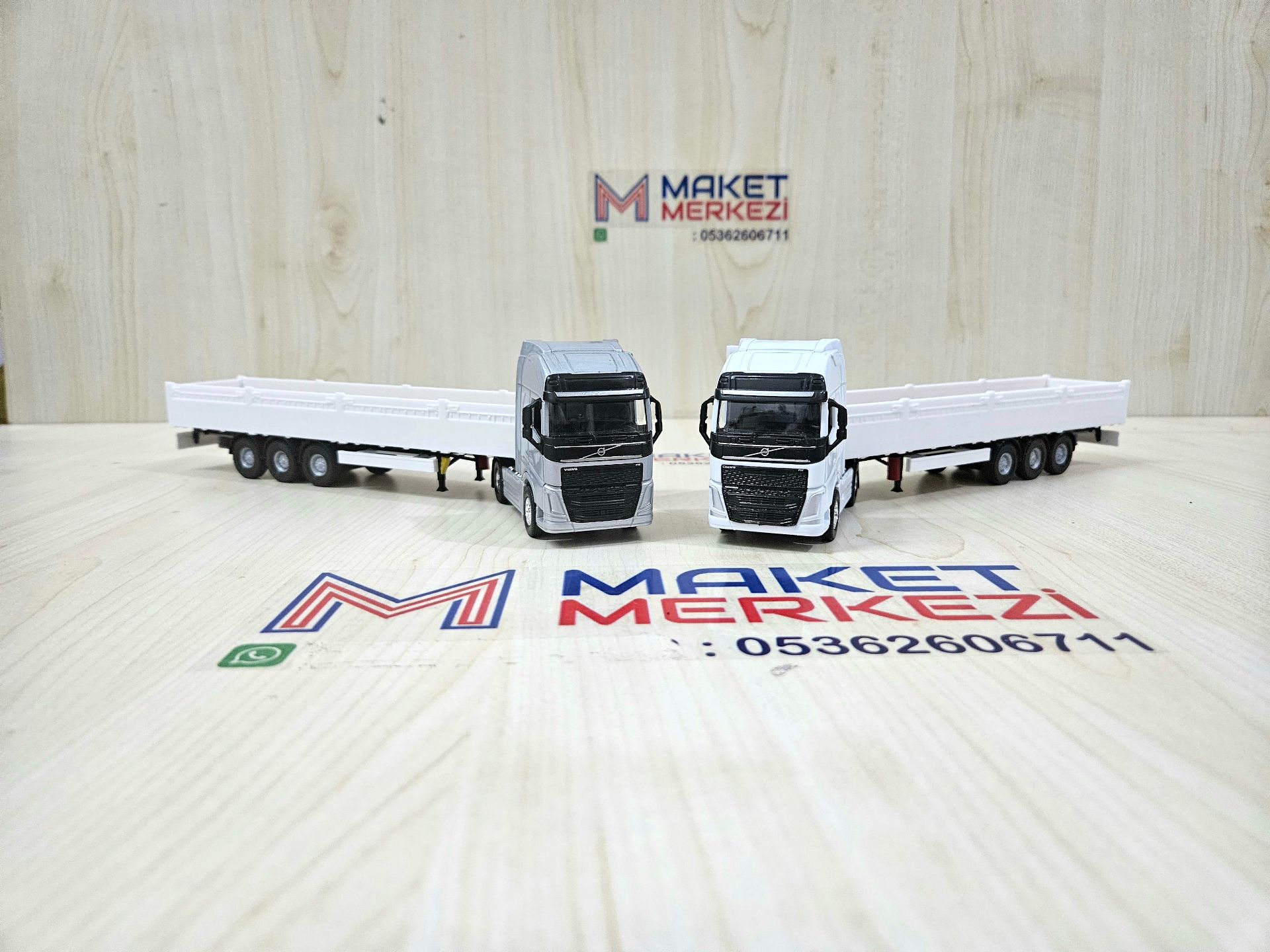 1/64 VOLVO FH4 SAL DORSELİ TIR MAKETİ (25 cm boy)