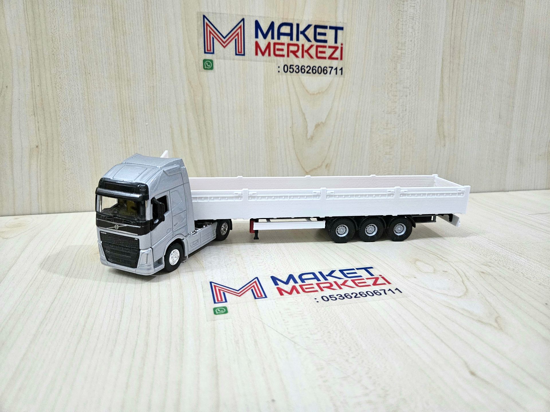 1/64 VOLVO FH4 SAL DORSELİ TIR MAKETİ (25 cm boy)