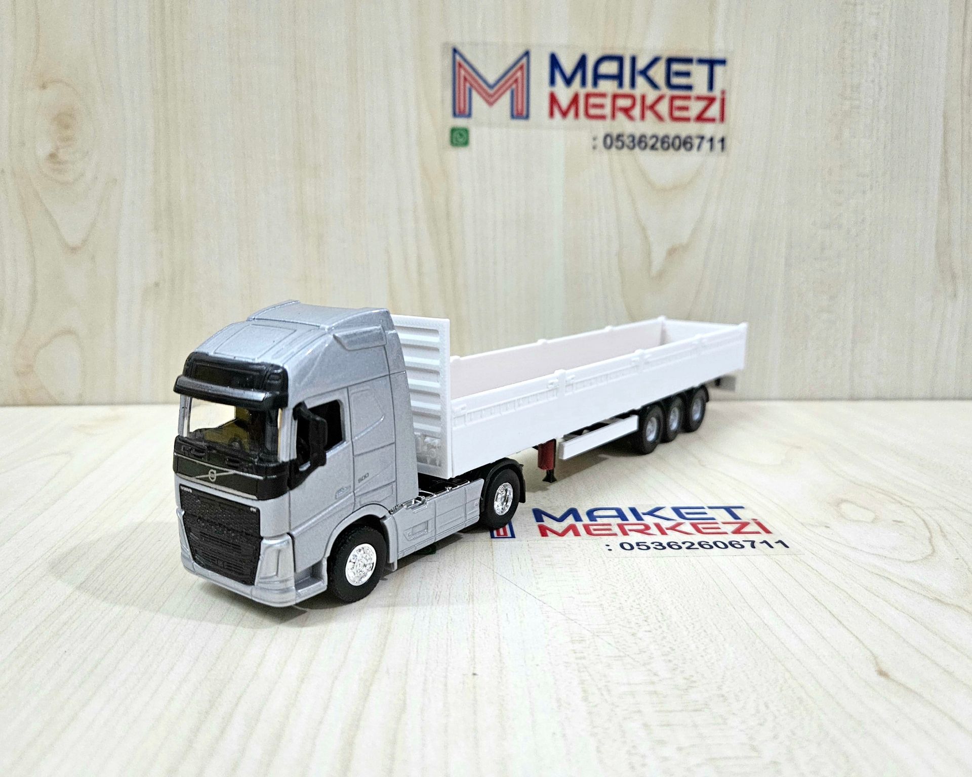 1/64 VOLVO FH4 SAL DORSELİ TIR MAKETİ (25 cm boy)