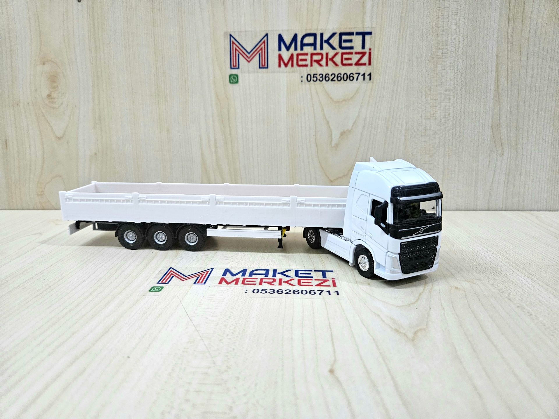 1/64 VOLVO FH4 SAL DORSELİ TIR MAKETİ (25 cm boy)