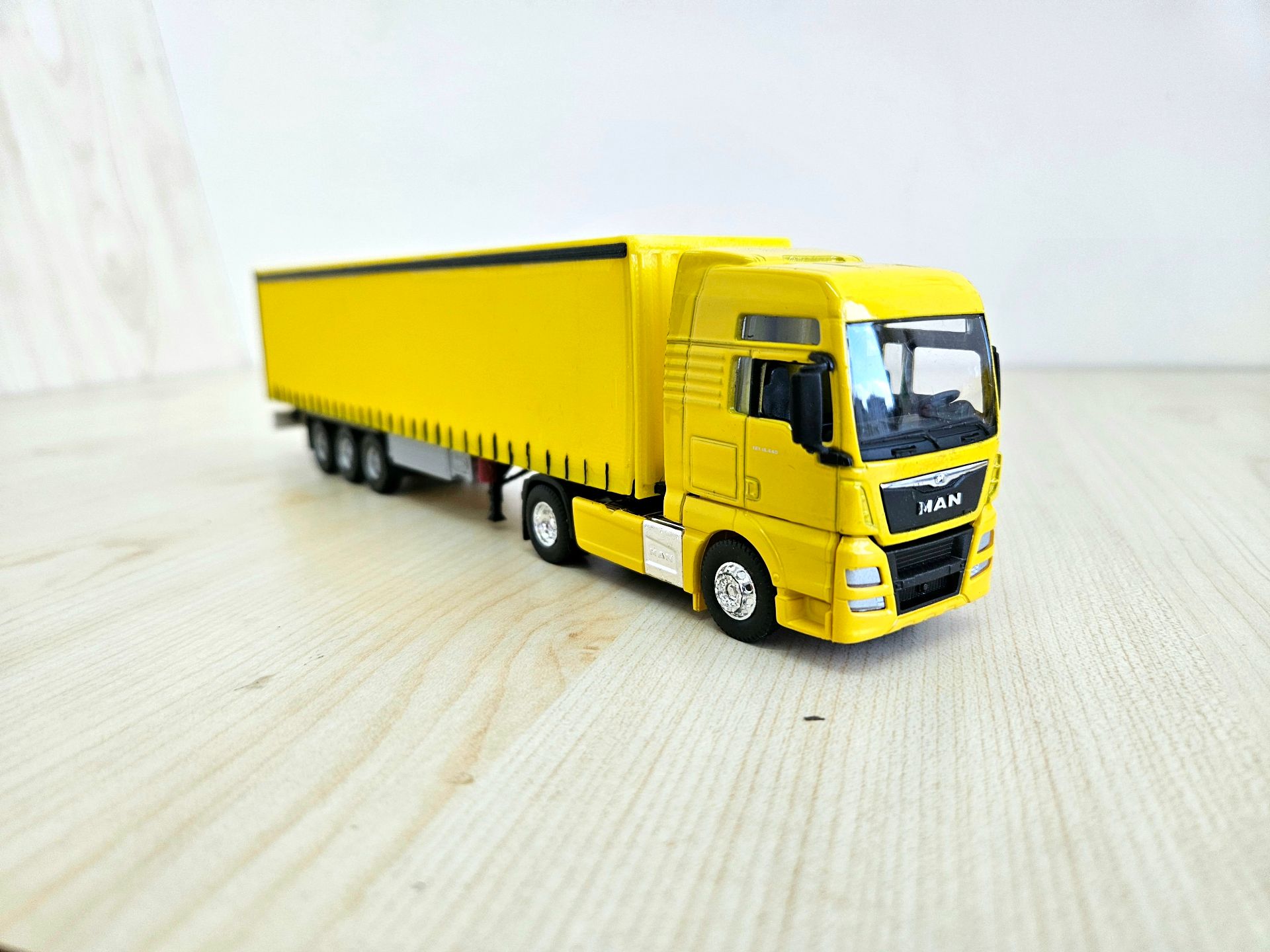 1/64 sarı MAN TGX TENTE DORSELİ TIR MAKETİ (25 cm boy)