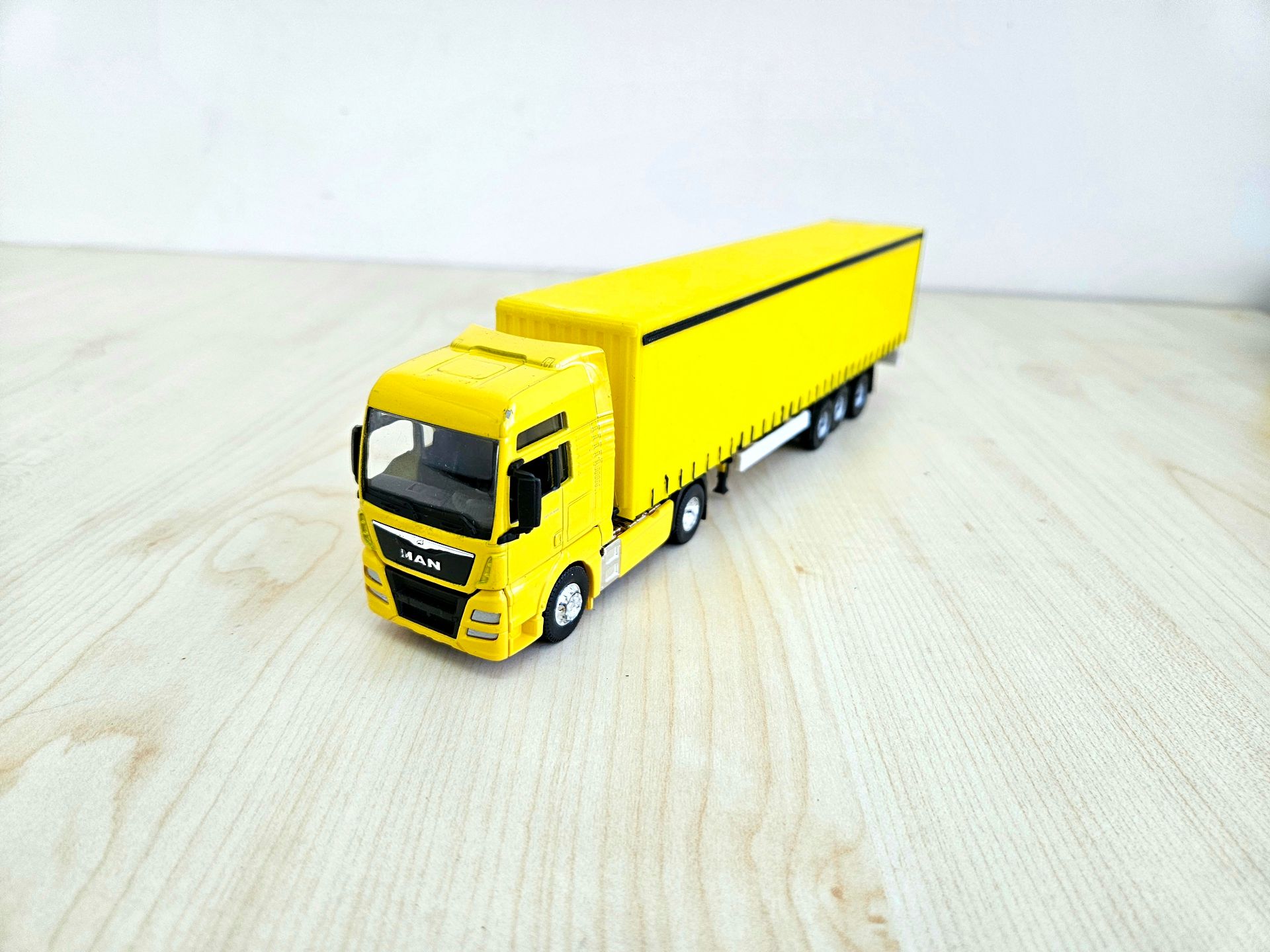 1/64 sarı MAN TGX TENTE DORSELİ TIR MAKETİ (25 cm boy)