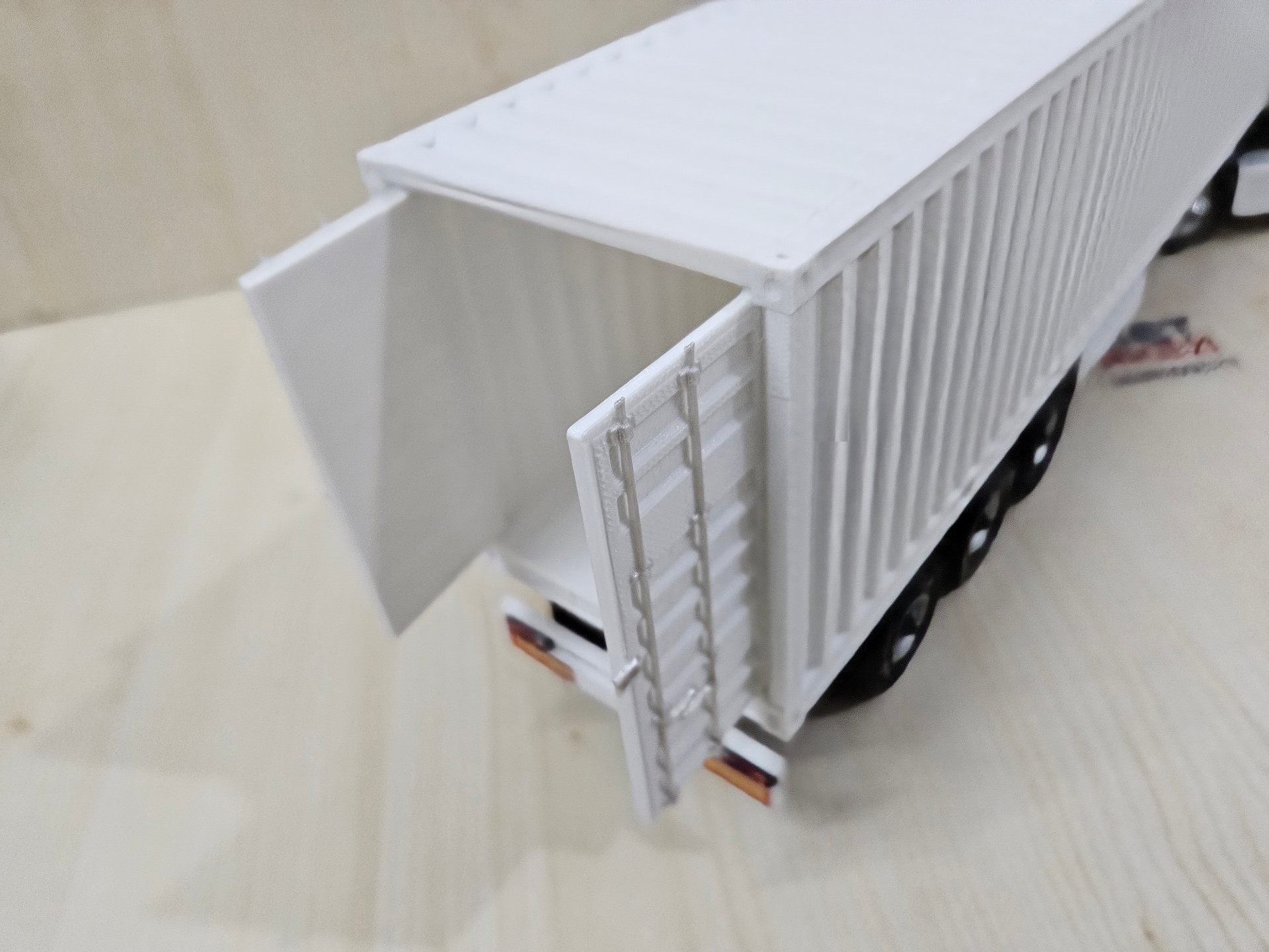 1/32 WELLY Kırmızı VOLVO FH4 KONTEYNER DORSELİ TIR