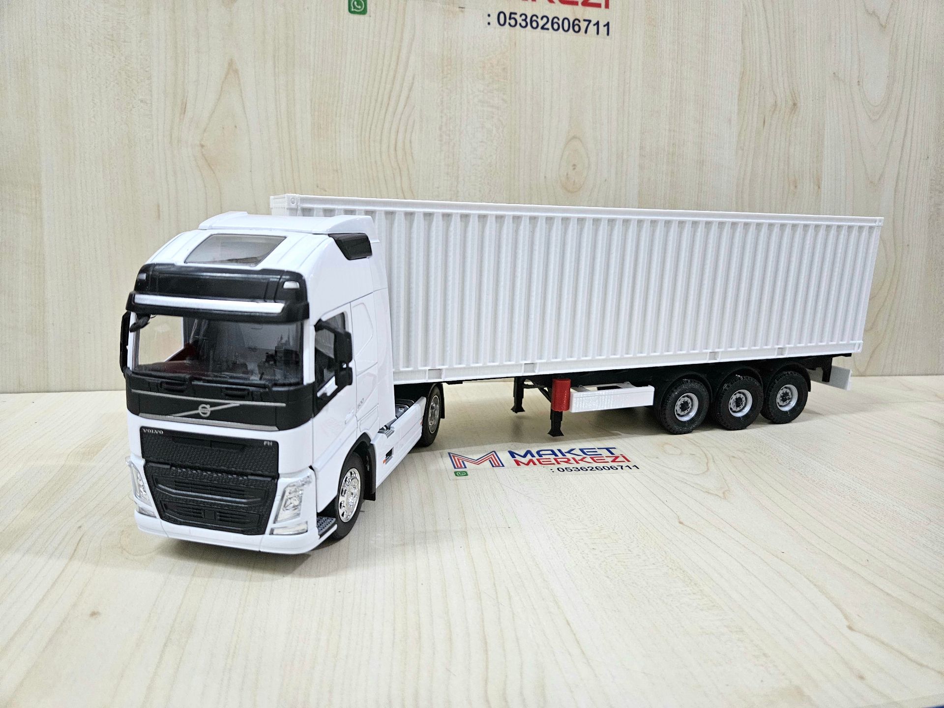 1/32 WELLY BEYAZ VOLVO FH4 KONTEYNER DORSELİ TIR