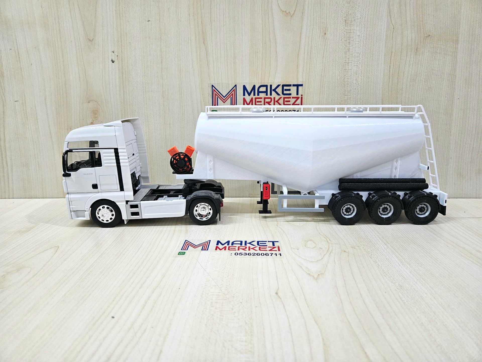 1/32 WELLY LMAN TGX V TİPİ SİLOBAS TIR MAKETİ