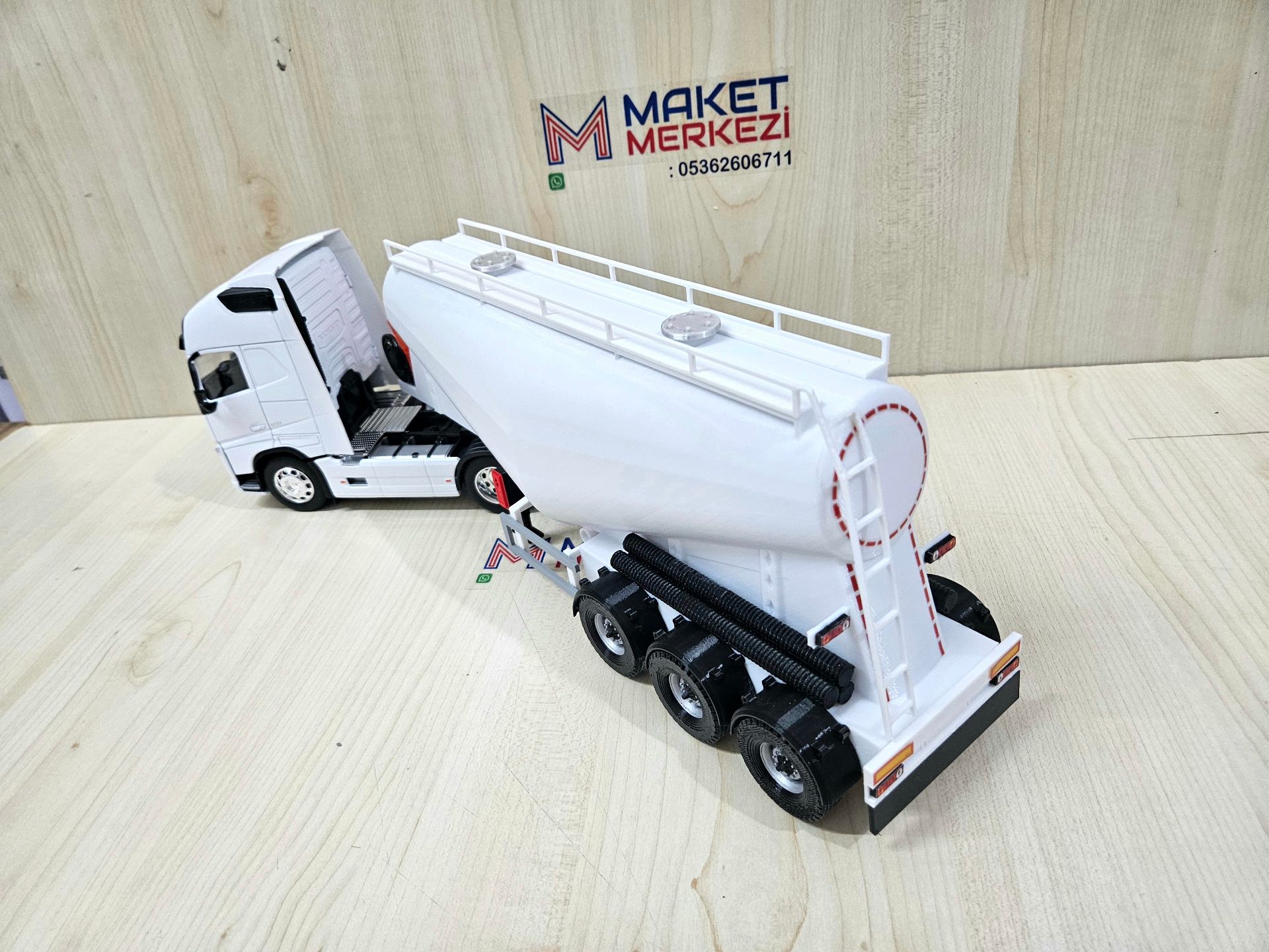 1/32 WELLY BEYAZ VOLVO FH4 V TİPİ SİLOBAS TIR MAKETİ
