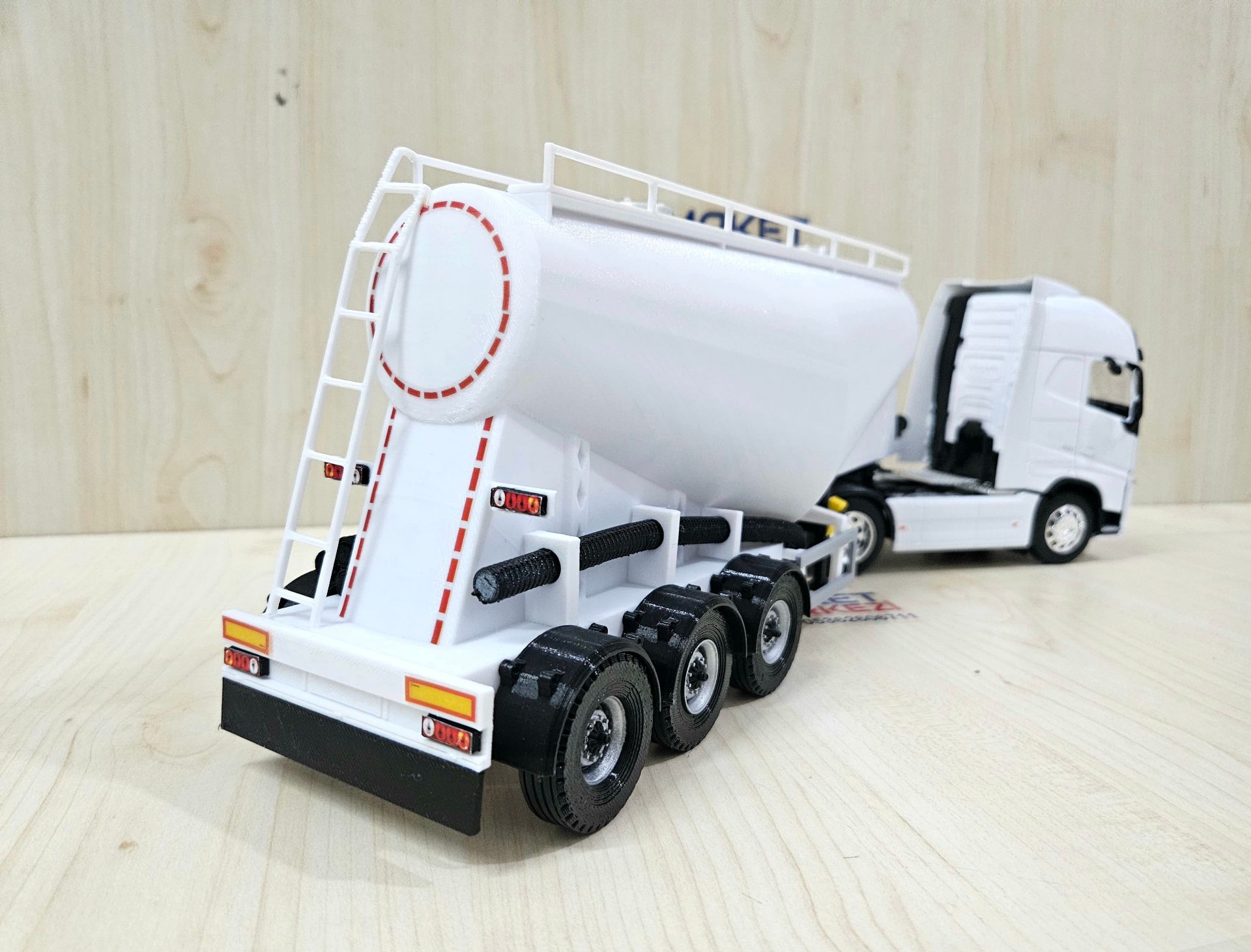 1/32 WELLY BEYAZ VOLVO FH4 V TİPİ SİLOBAS TIR MAKETİ