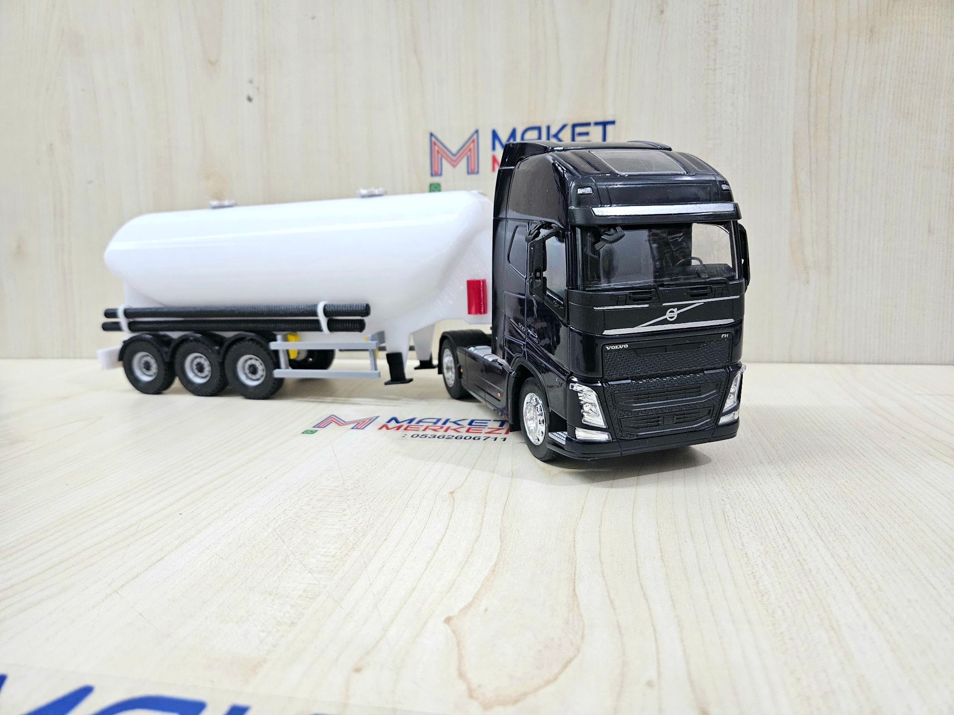 1/32 WELLY LACİVERT VOLVO FH4 W TİPİ DÜZ SİLOBAS TIR MAKETİ
