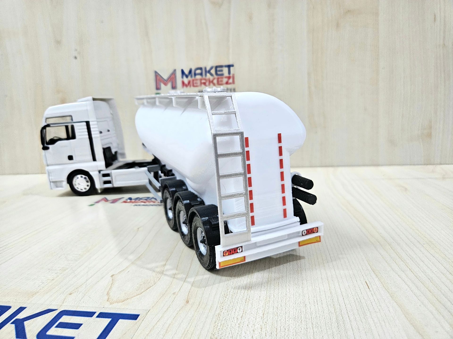 1/32 WELLY MAN TGX W TİPİ DÜZ SİLOBAS TIR MAKETİ