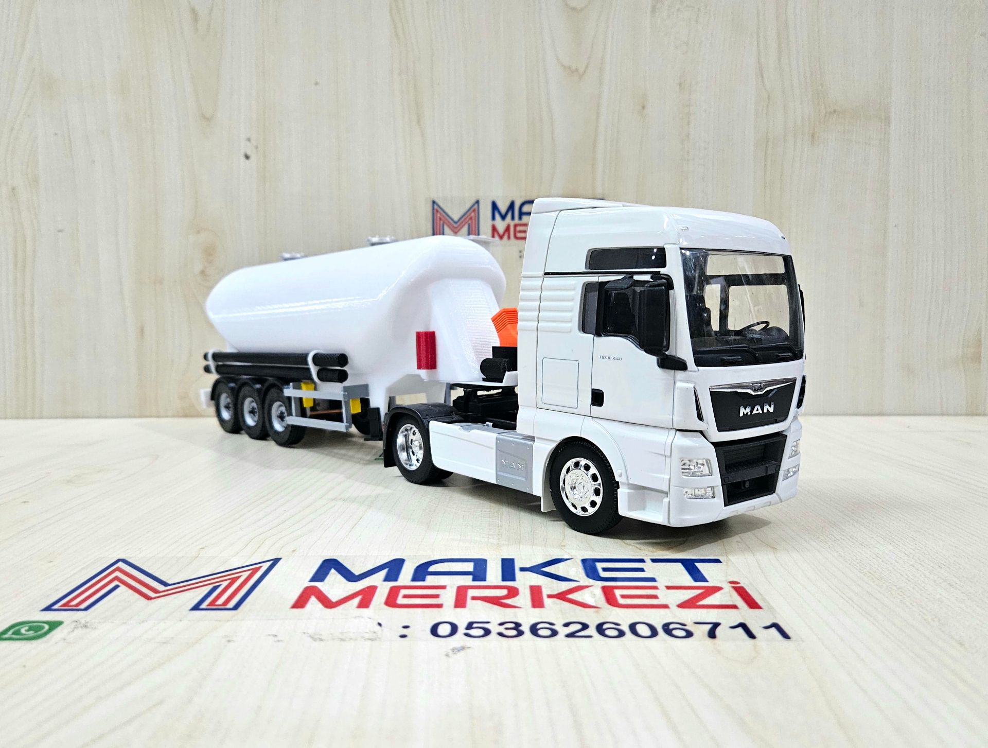 1/32 WELLY MAN TGX W TİPİ DÜZ SİLOBAS TIR MAKETİ