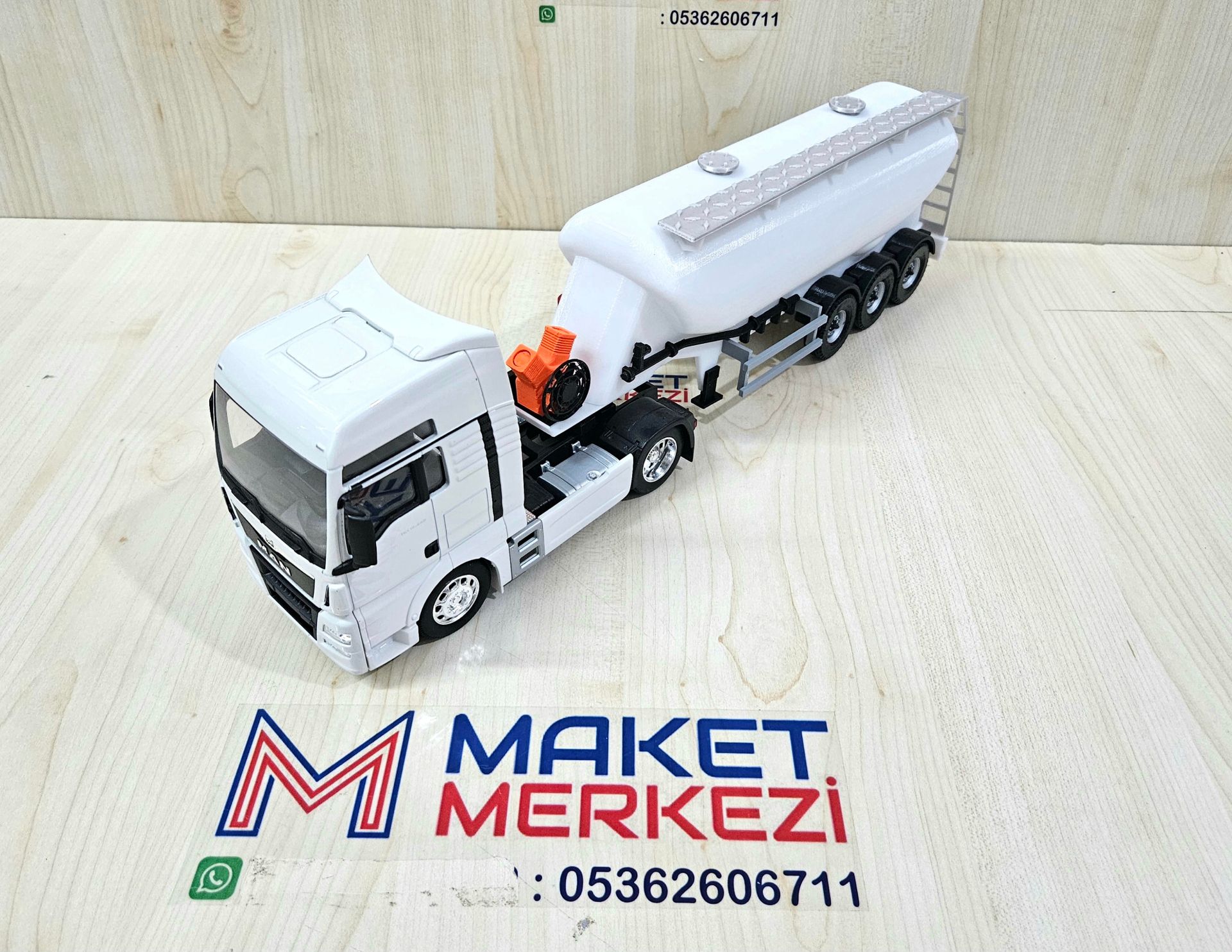 1/32 WELLY MAN TGX W TİPİ DÜZ SİLOBAS TIR MAKETİ