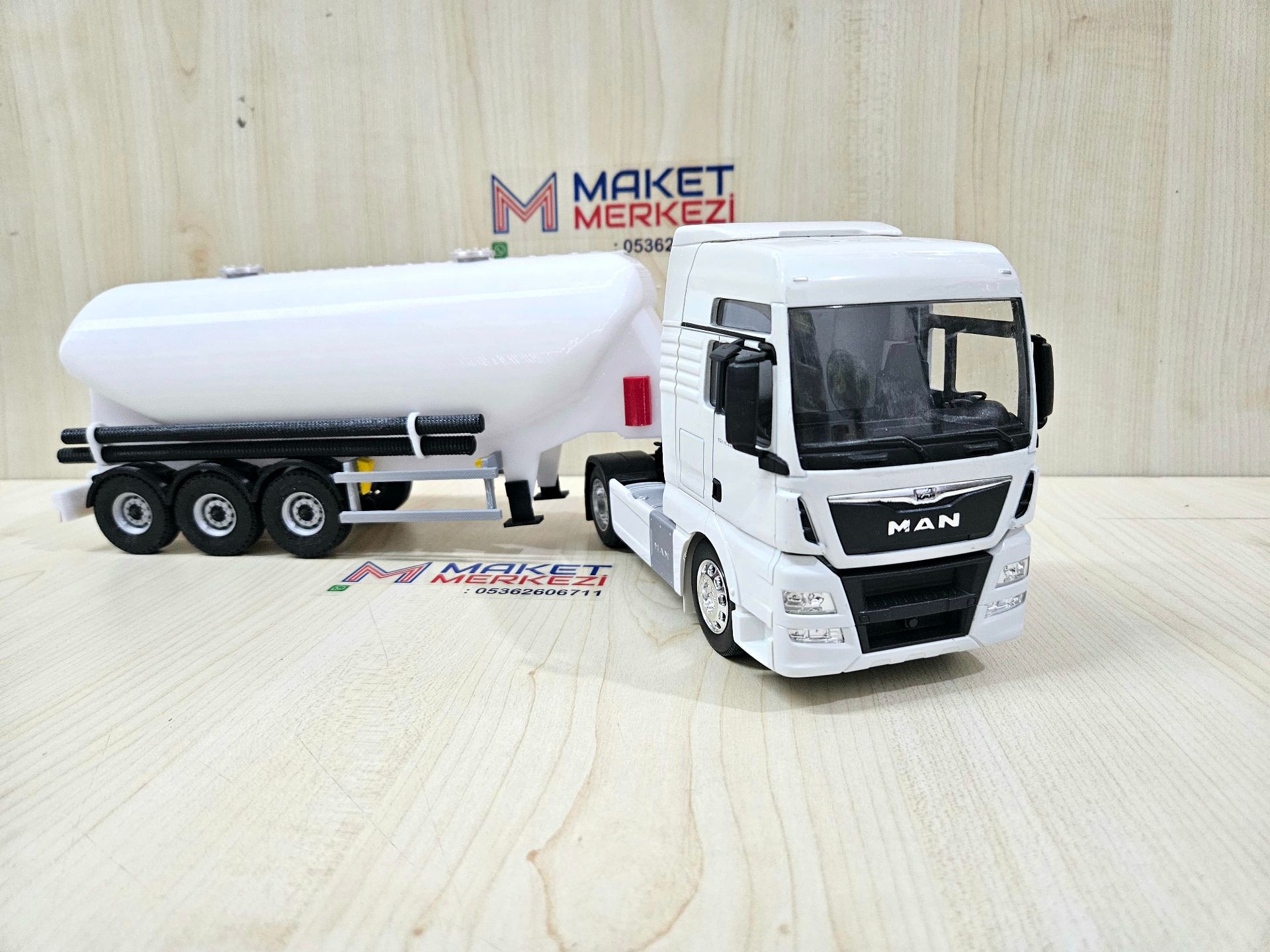 1/32 WELLY MAN TGX W TİPİ DÜZ SİLOBAS TIR MAKETİ