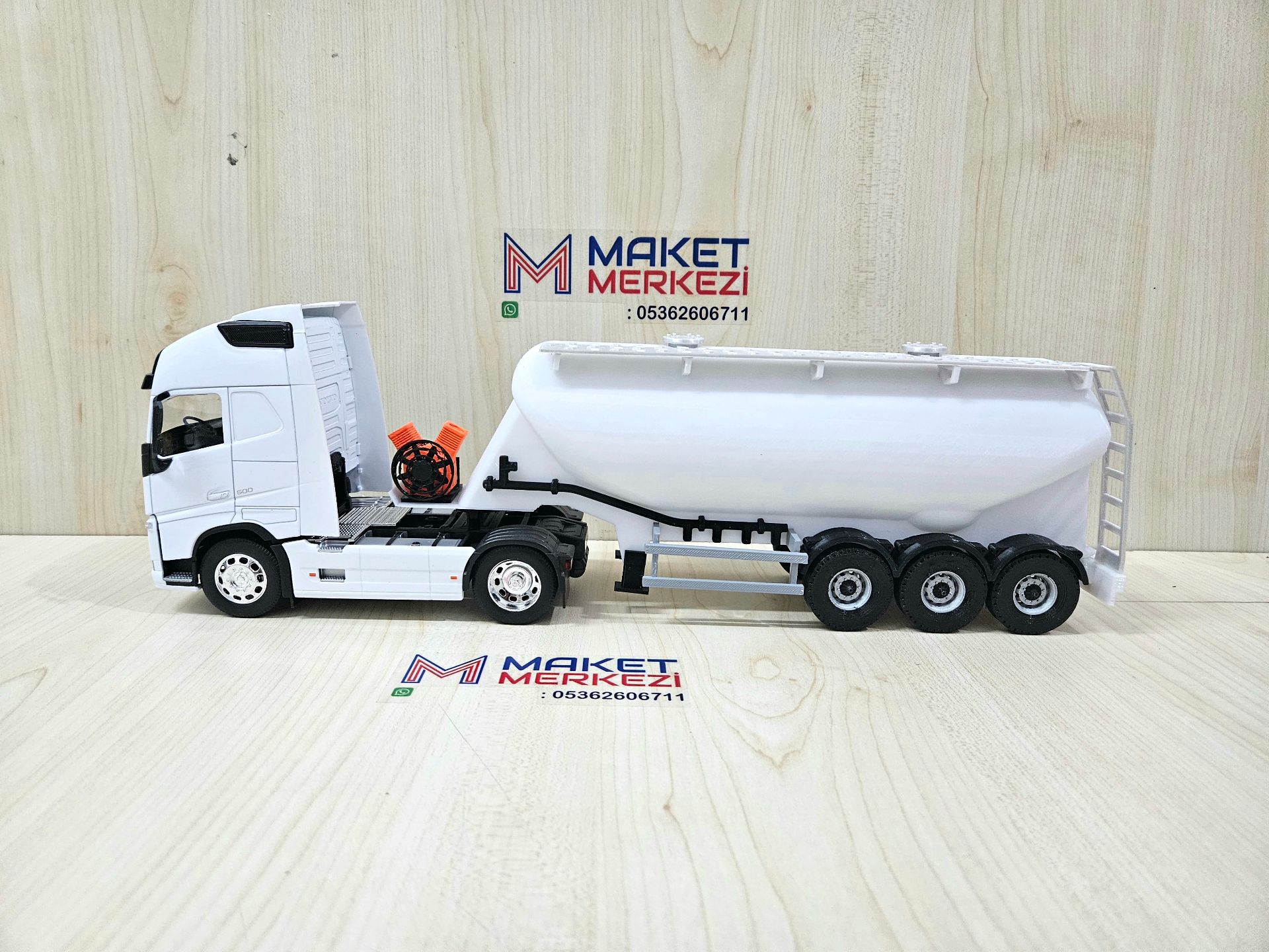 1/32 WELLY BEYAZ VOLVO FH4 W TİPİ DÜZ SİLOBAS TIR MAKETİ